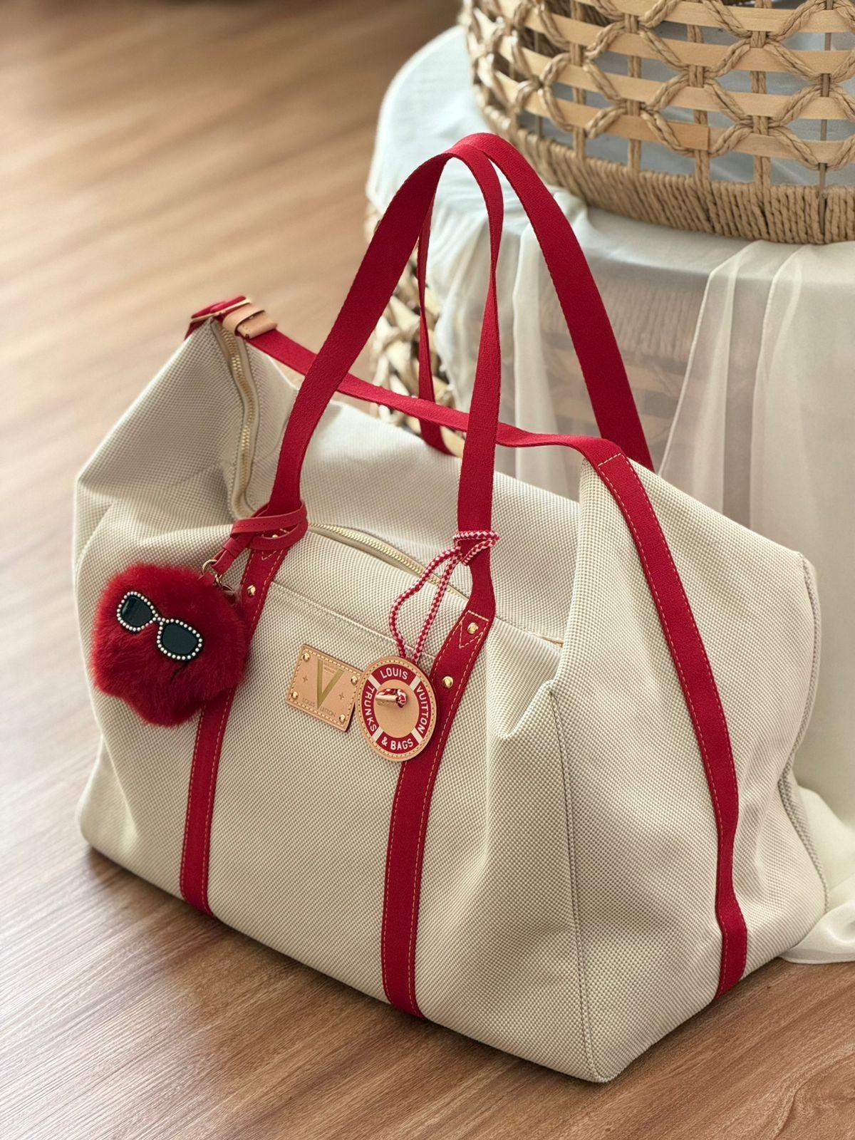 حقيبة توت من لويس فيتون بقماش مطبوع وحواشٍ حمراء (Louis Vuitton)