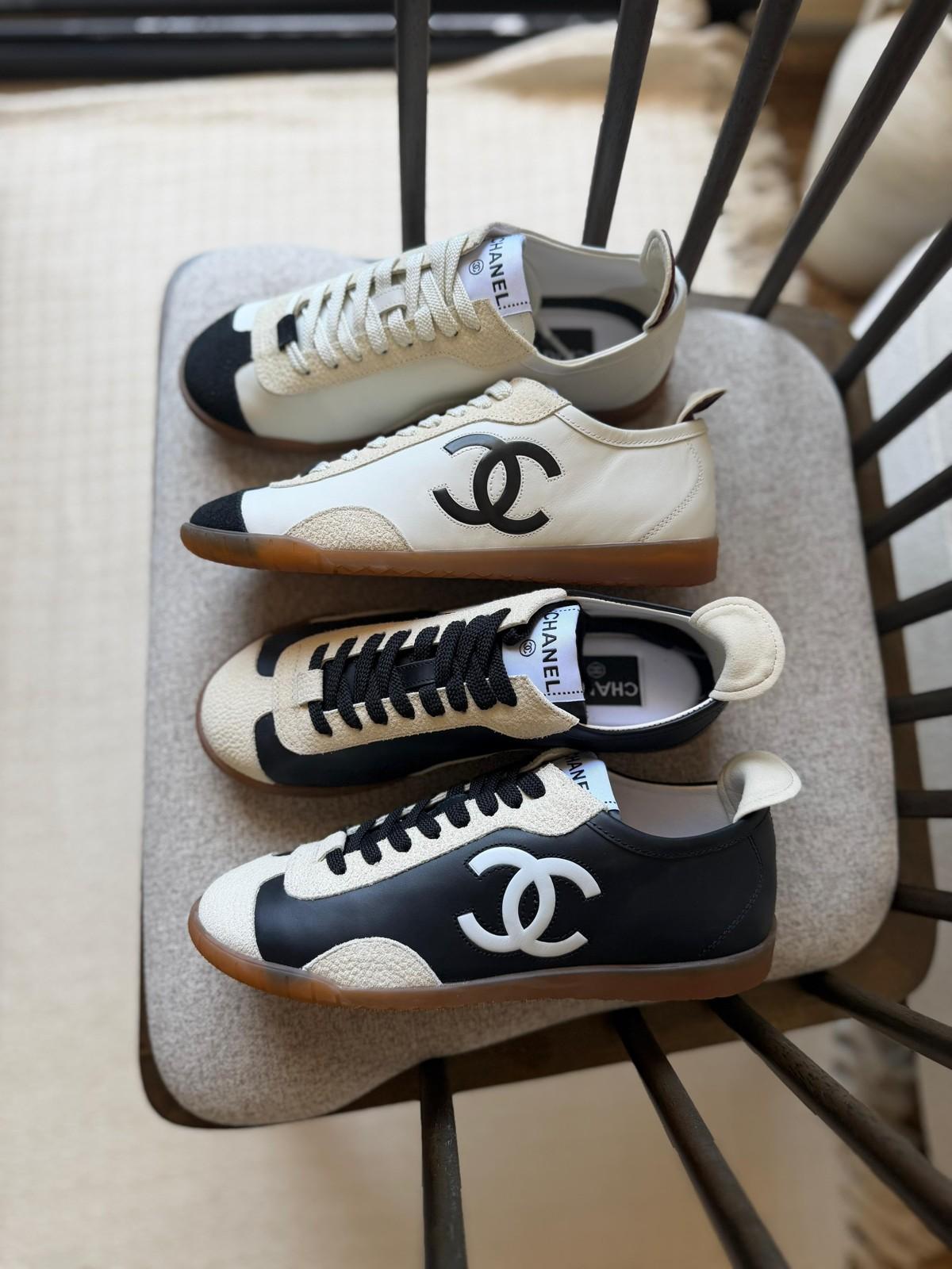 Chanel Low-Top Sneakers in Calfskin and Suede with CC Logo · 3