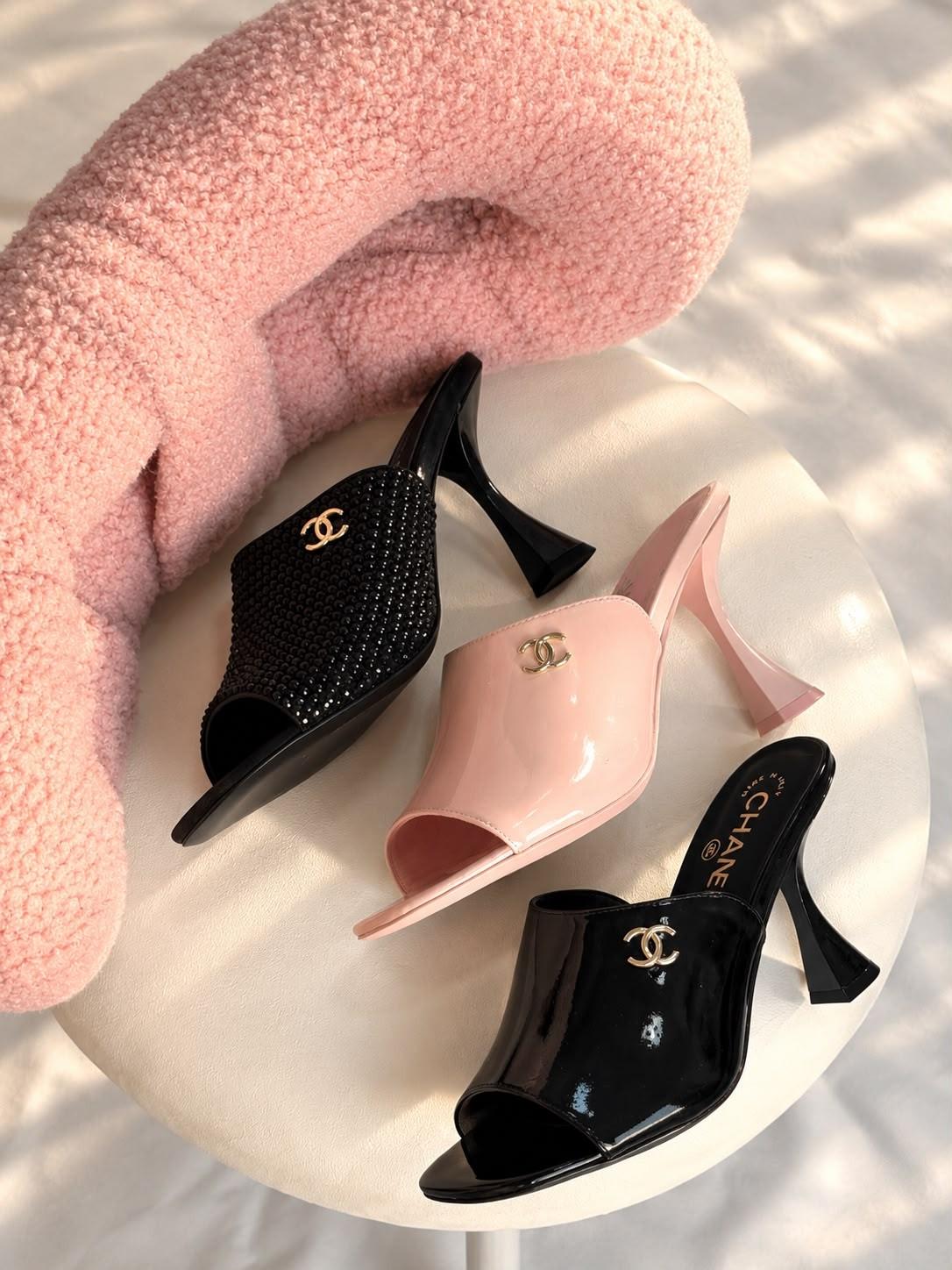 Chanel CC logo open-toe mules in patent leather · 3