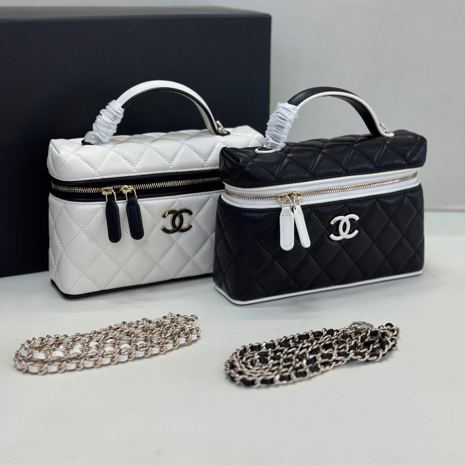Chanel Vanity Case with Chain in two-tone quilted lambskin · 3