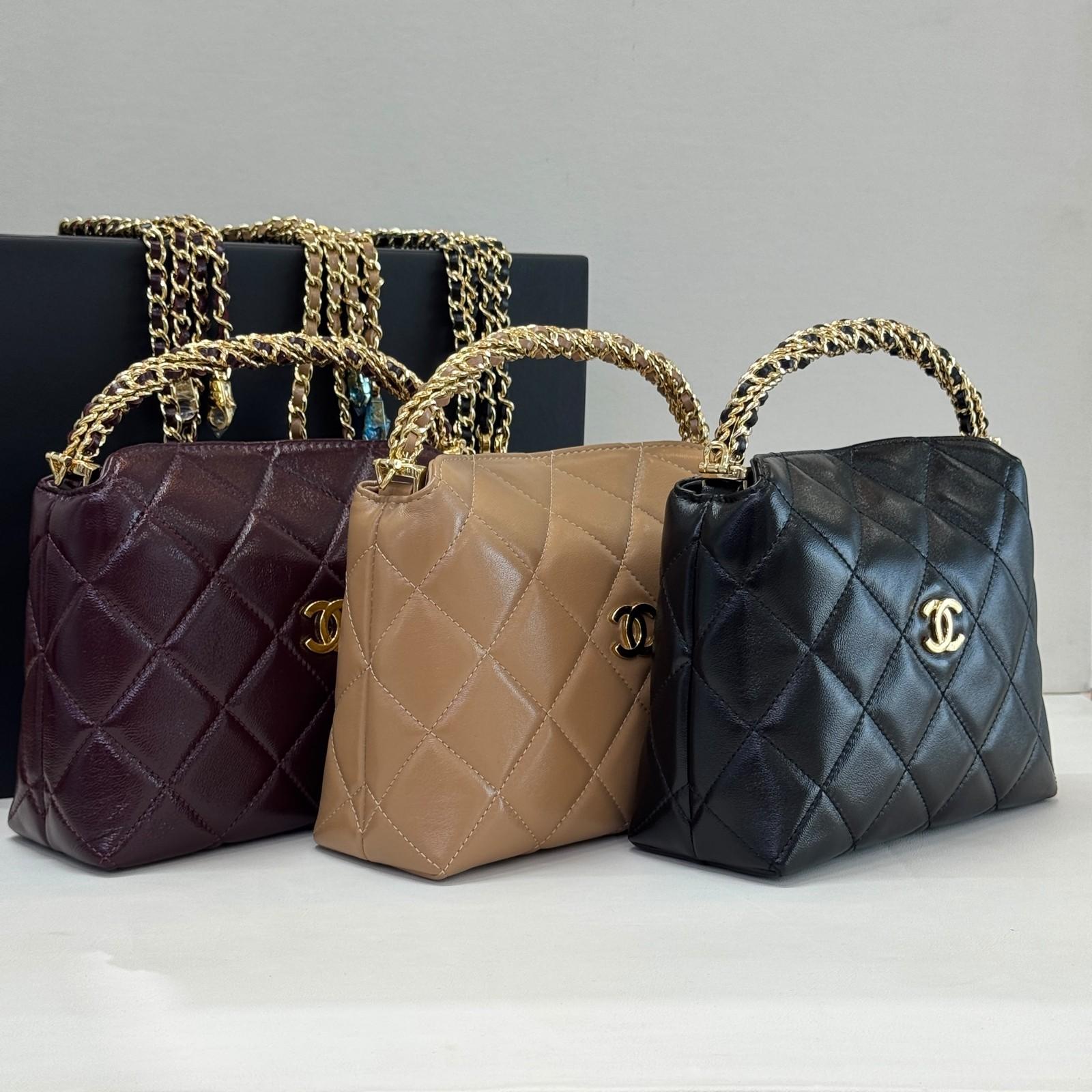 Chanel Vanity Case with Chain in diamond-quilted lambskin · 3