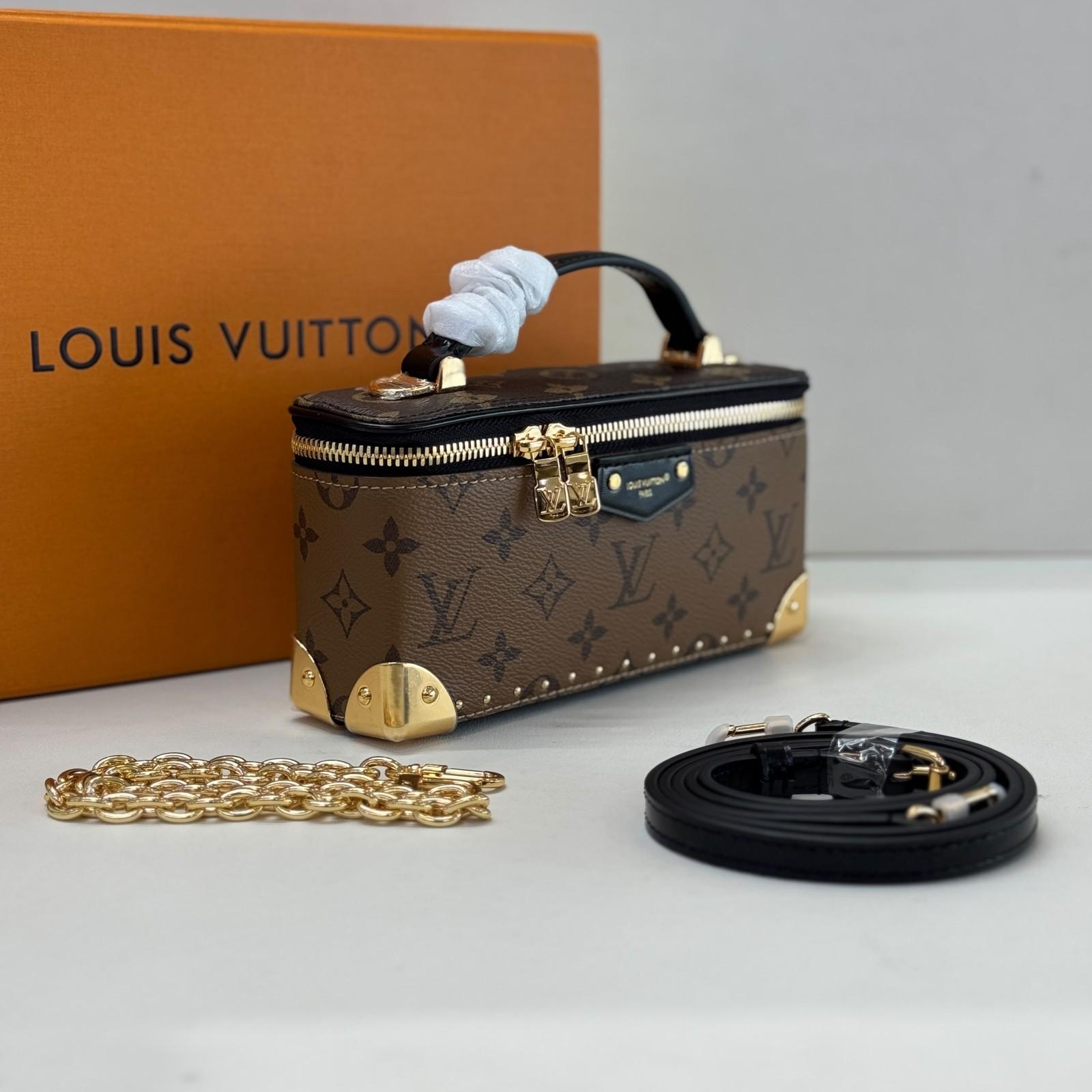 Louis Vuitton vanity case in Monogram canvas with gold corners · 2