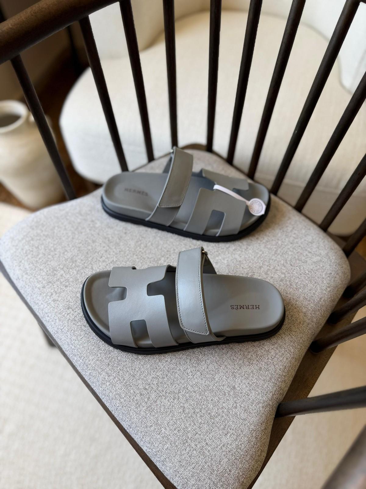 Hermès Chypre Sandal in Grey Leather · 2