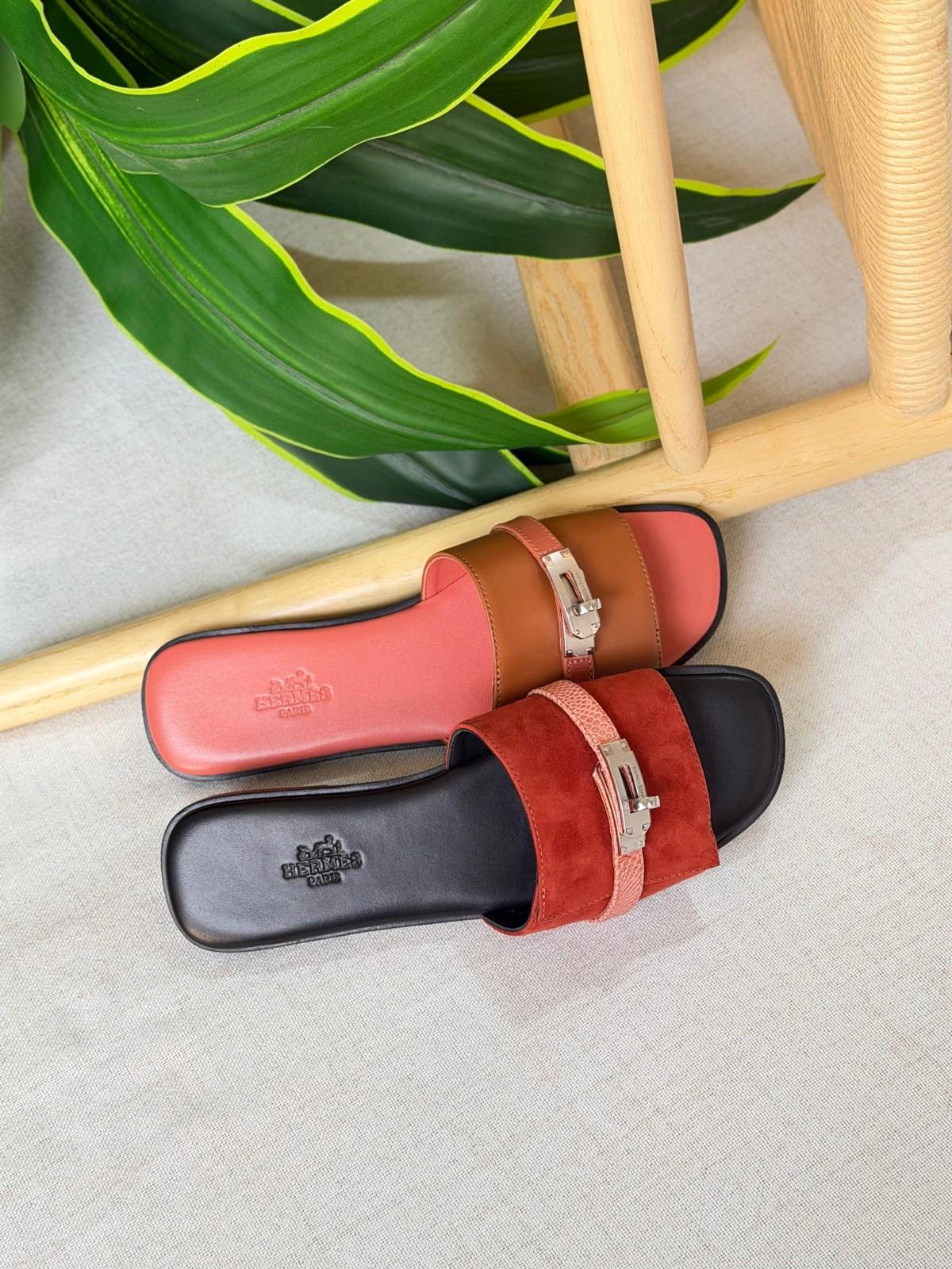 Hermès Oran Sandal in Suede and Epsom Calfskin · 2