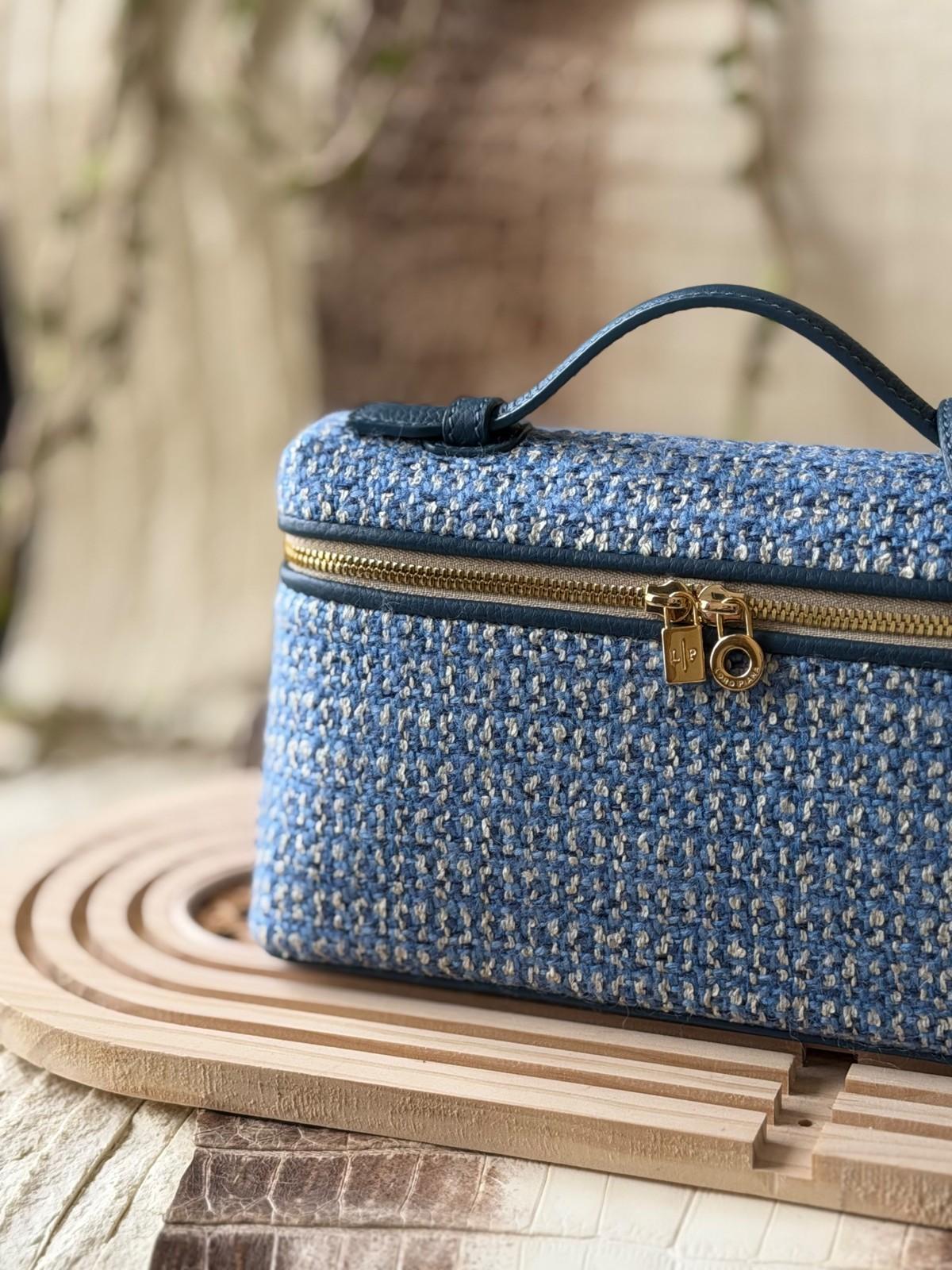 Chanel Vanity Case in blue tweed with leather strap · 3