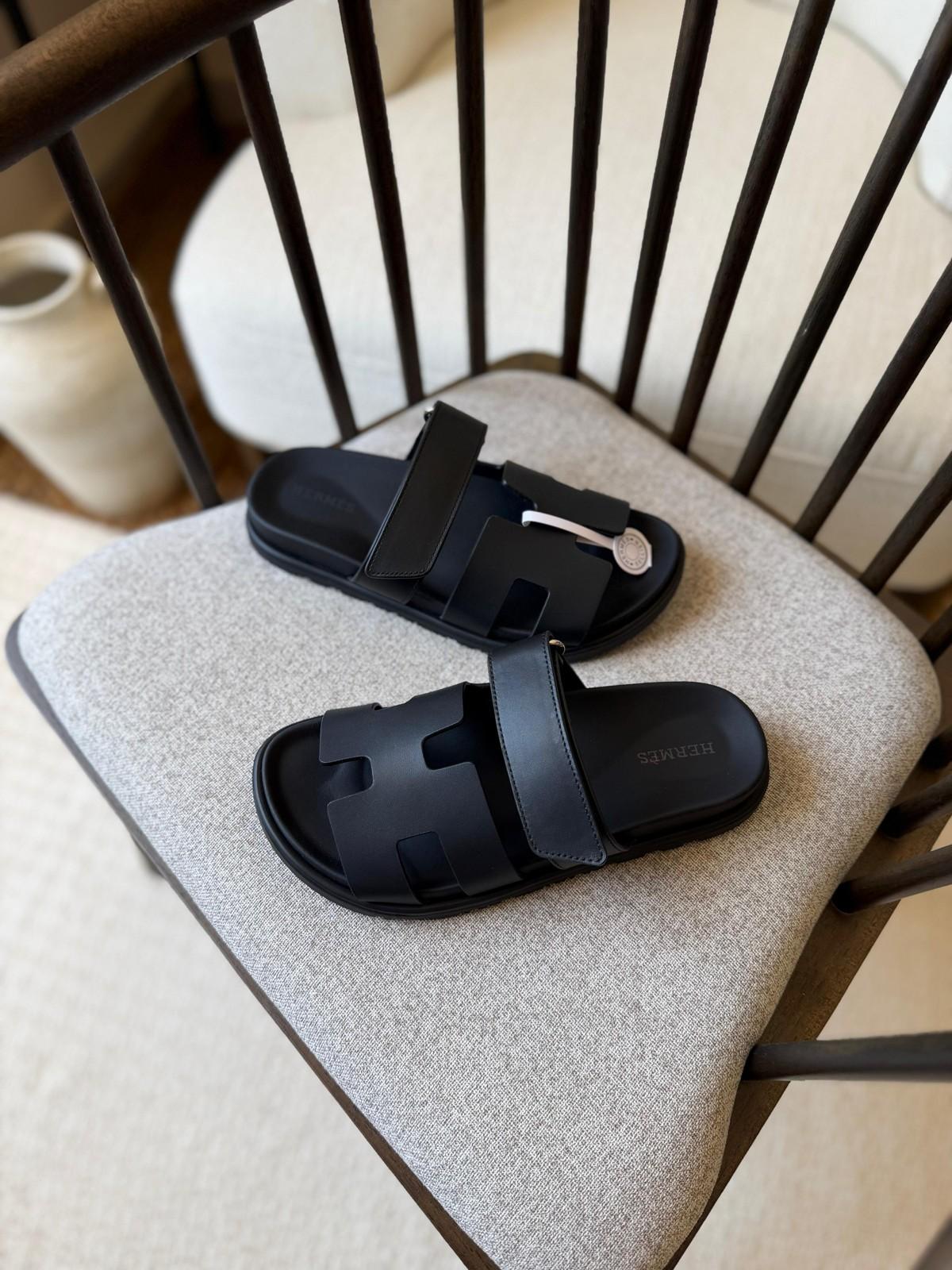 Hermès Chypre Sandal in Black Leather · 3