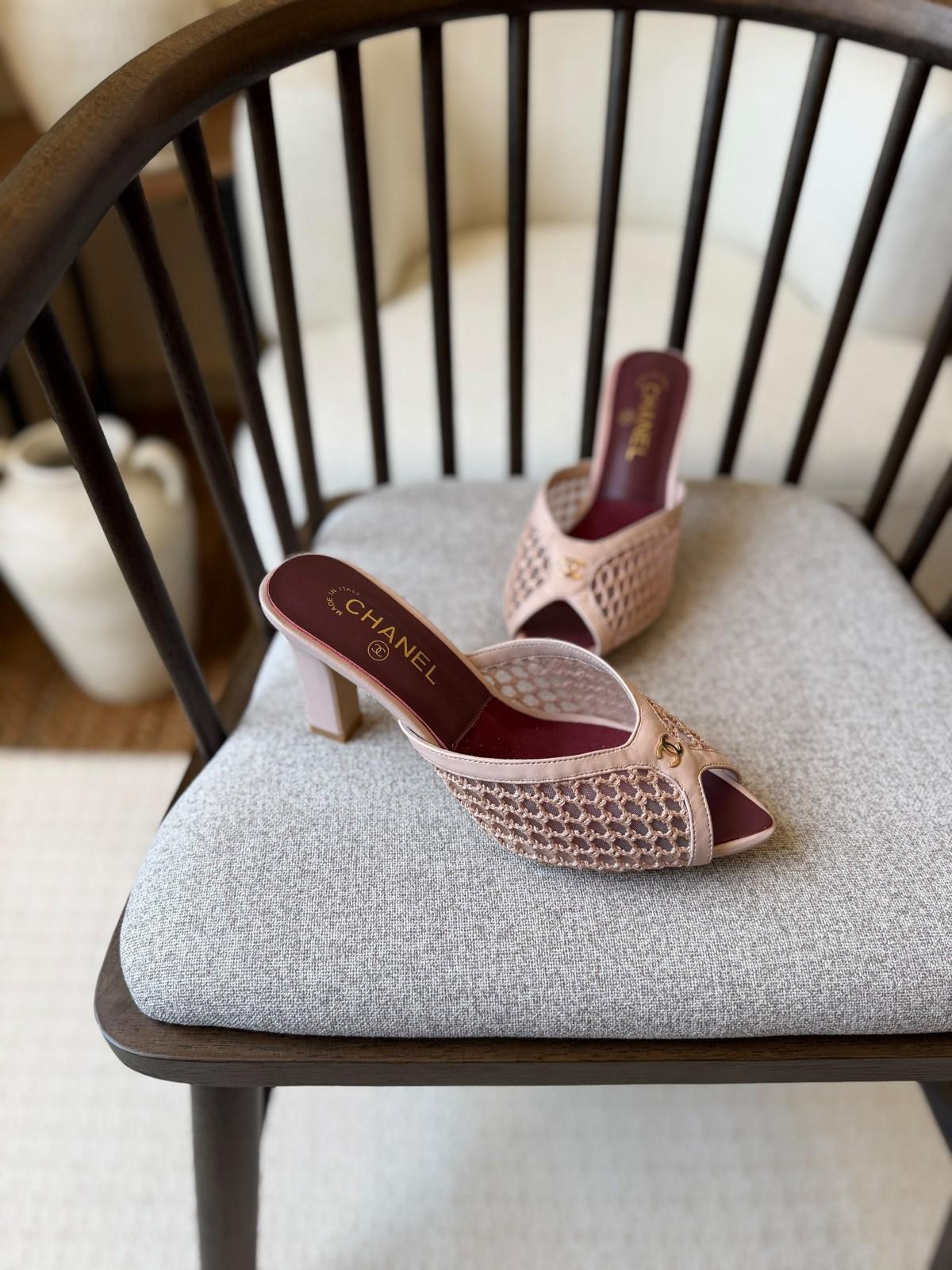 صندل شانيل مفتوح المقدمة من شبك منسوج بشعار CC باللون الوردي الفاتح · 3