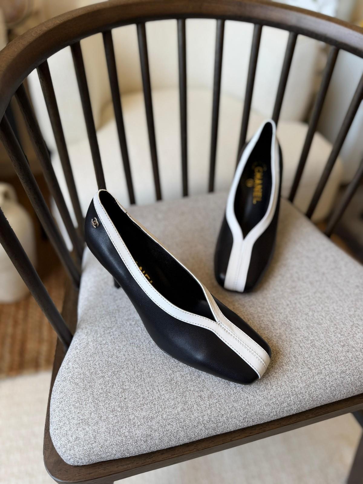 Chanel two-tone pumps in black and white calfskin · 3