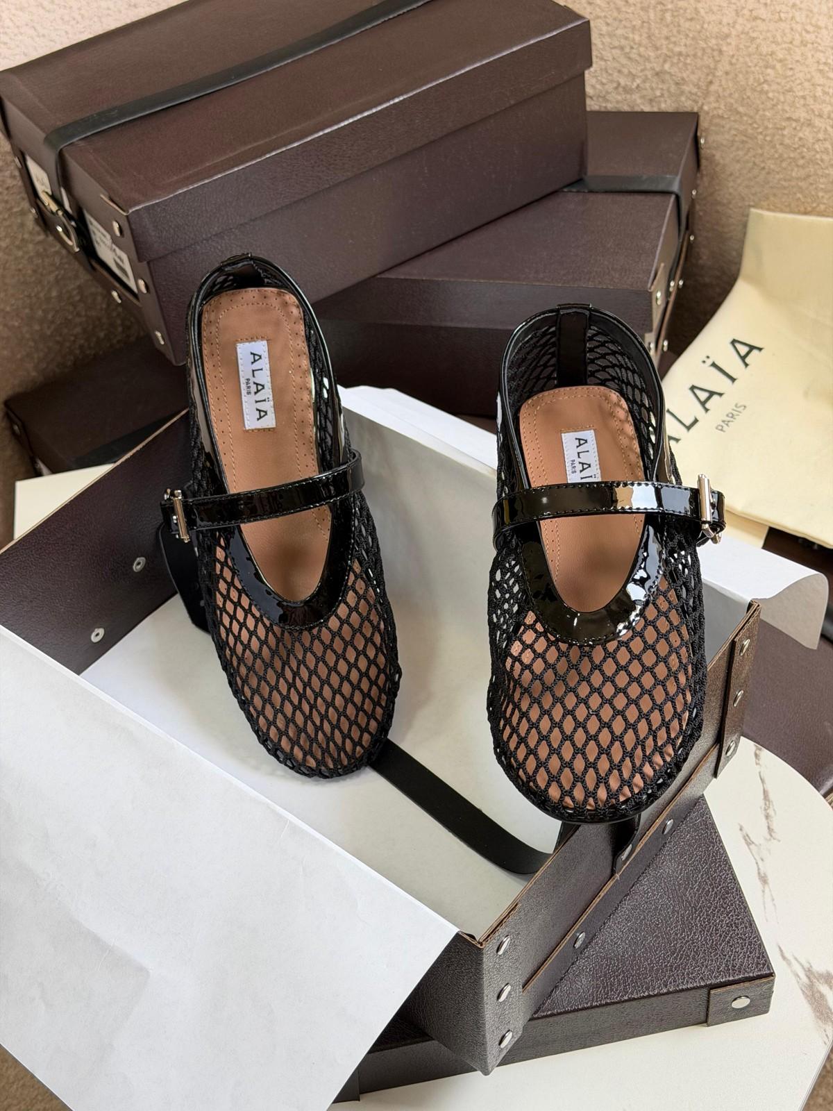 Alaïa Mesh Ballet Flats in White and Black · 3
