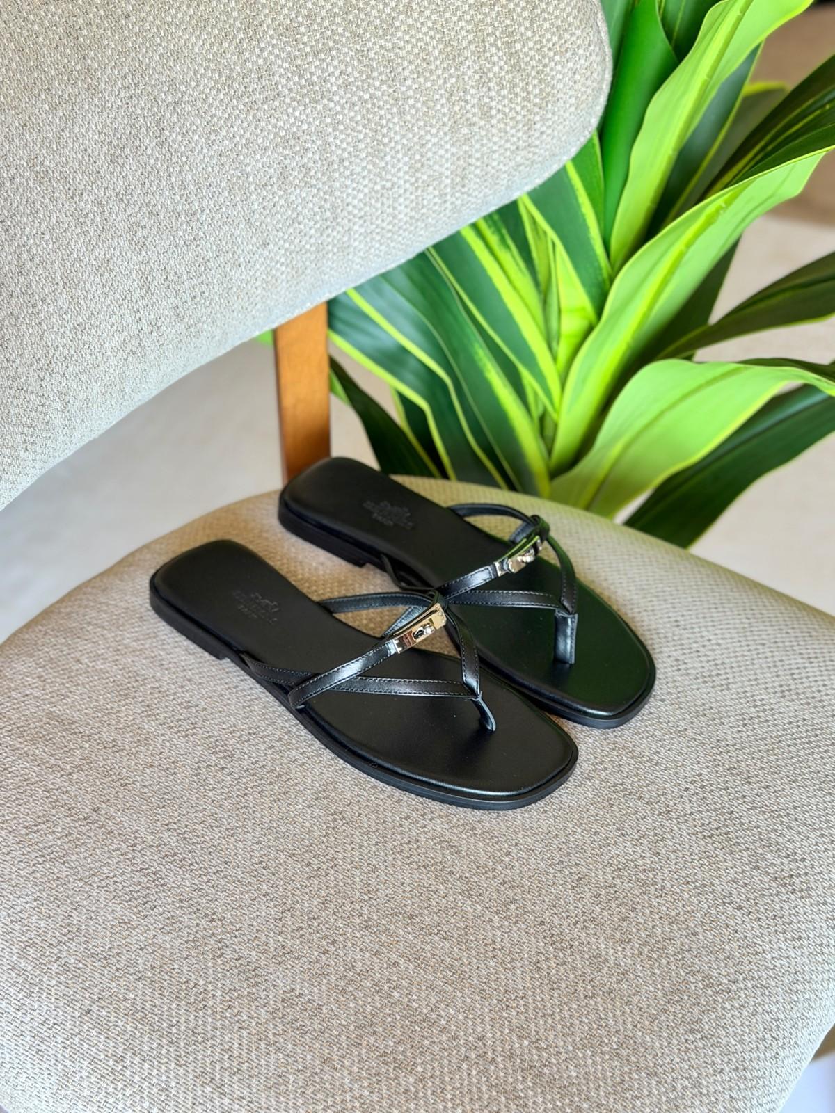 Hermès Oran Sandal in Leather with Silver Hardware · 2