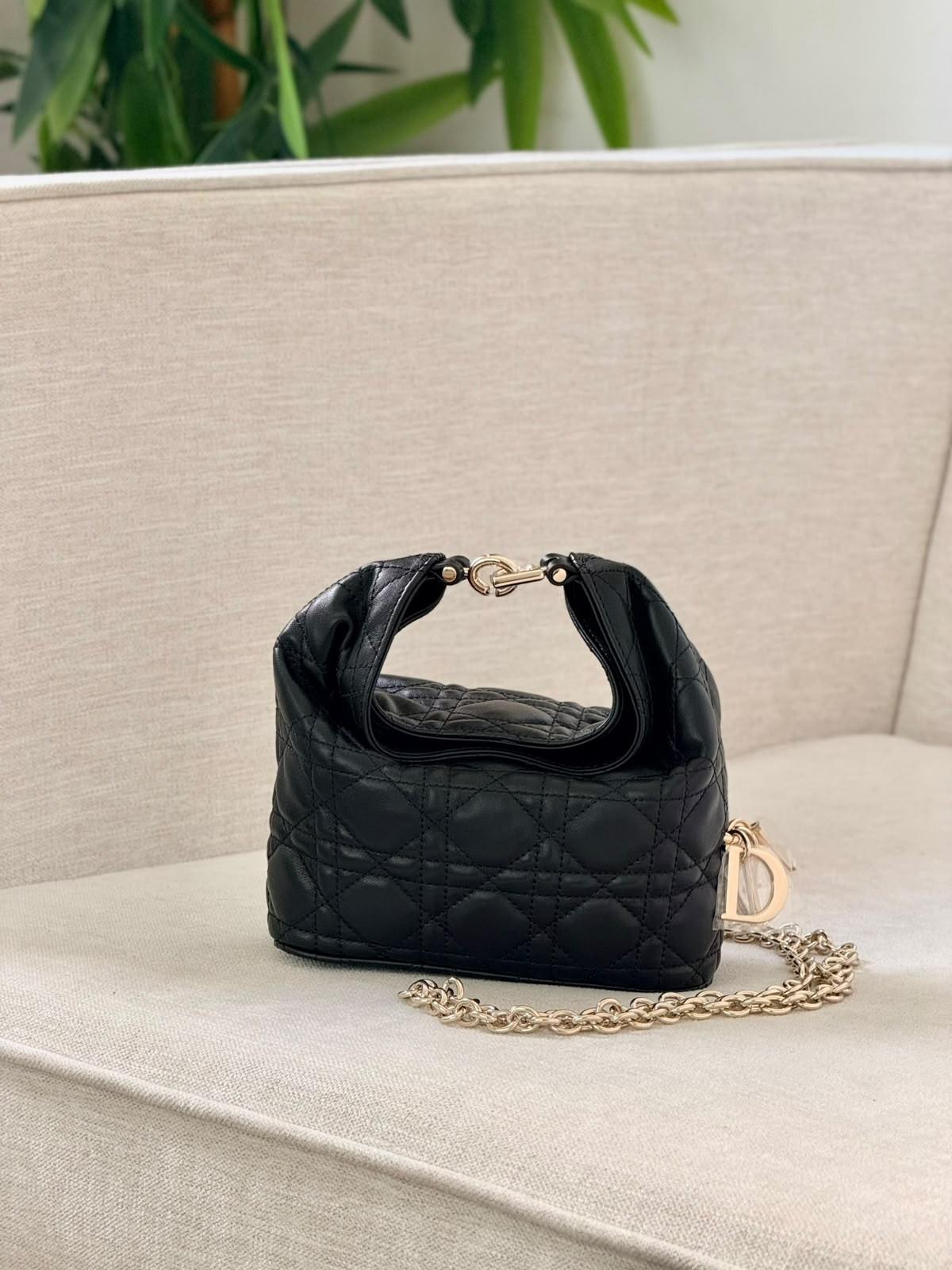 حقيبة ديور تريانون جلدية مبطّنة بسلسلة (Dior)