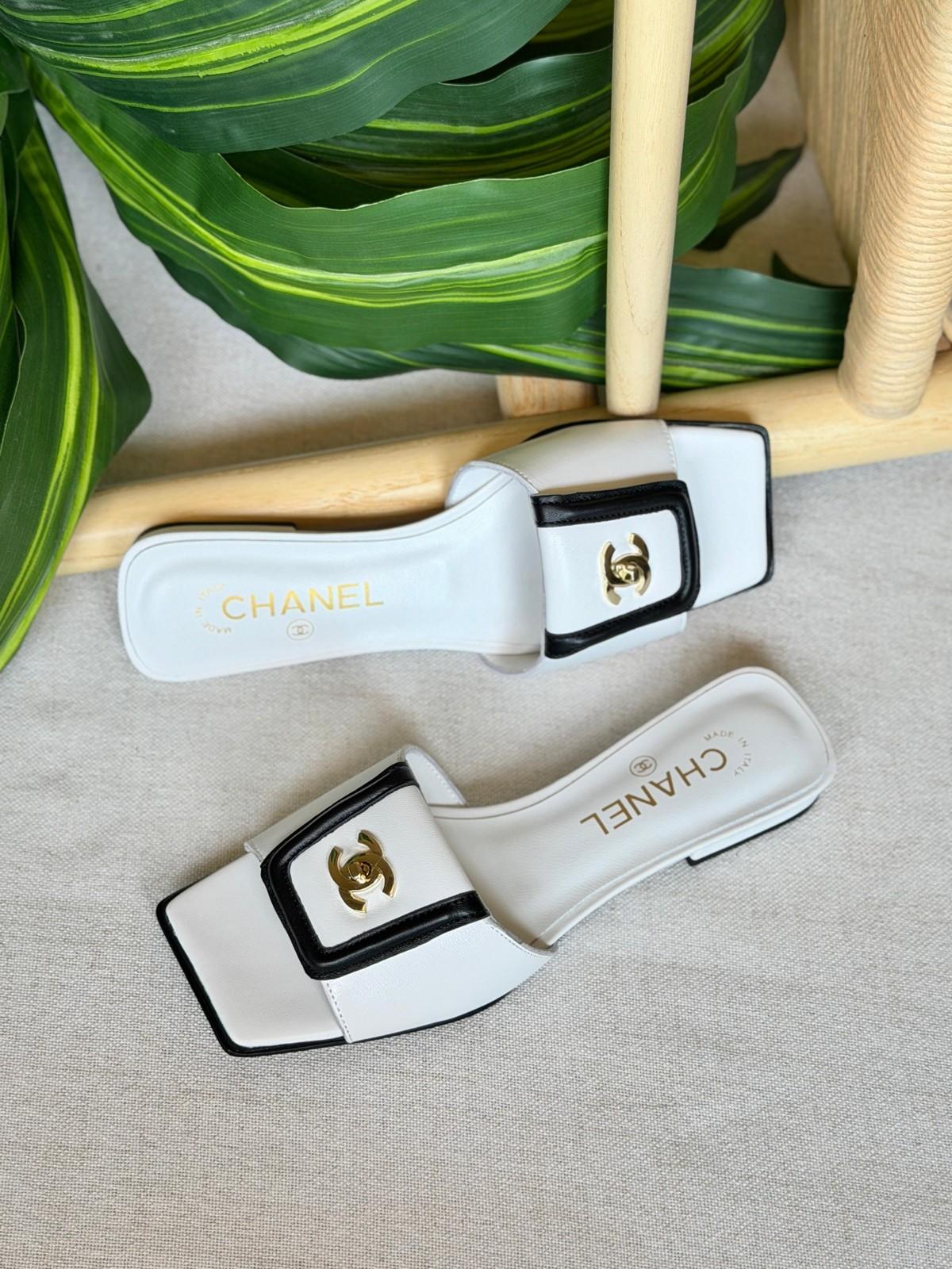 Chanel CC Logo Flat Mules in White Leather with Black Trim · 3