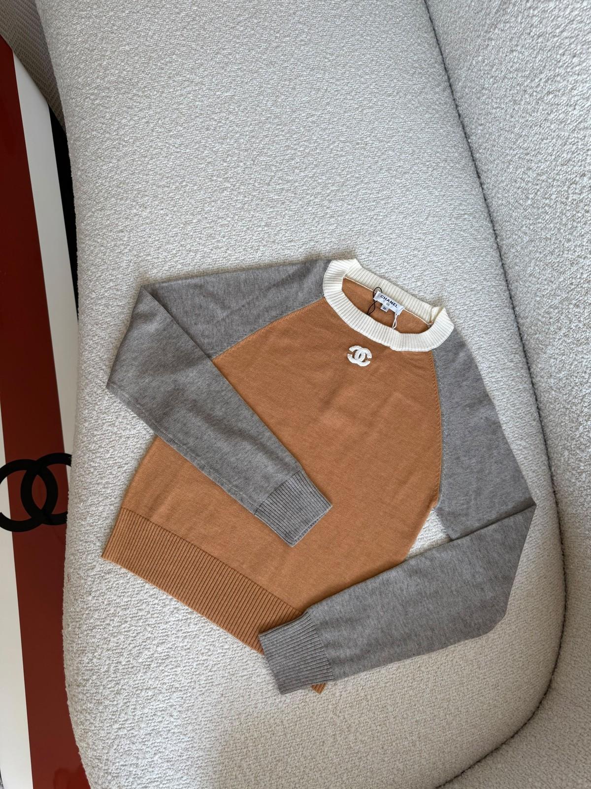 Chanel CC Logo Colour-Block Knit Sweater in Camel and Grey · 2