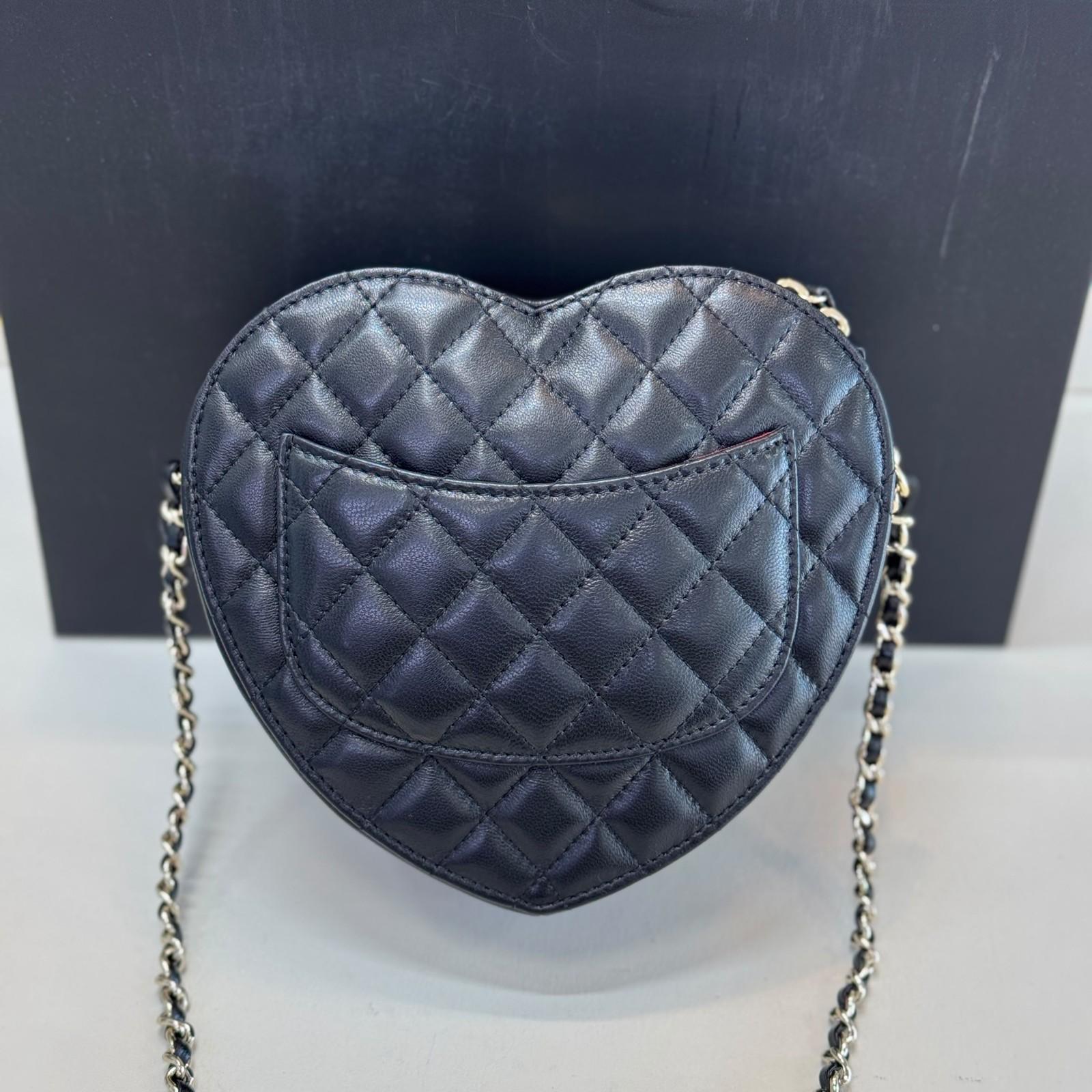 Chanel heart clutch with chain in black quilted lambskin · 3