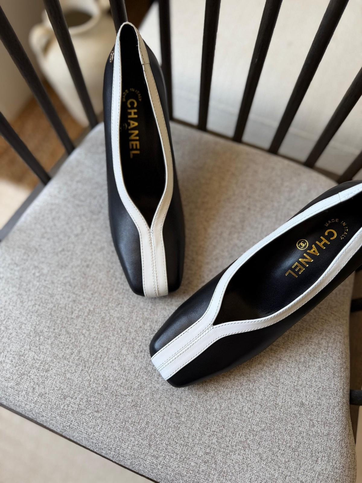 Chanel two-tone pumps in black and white calfskin · 2