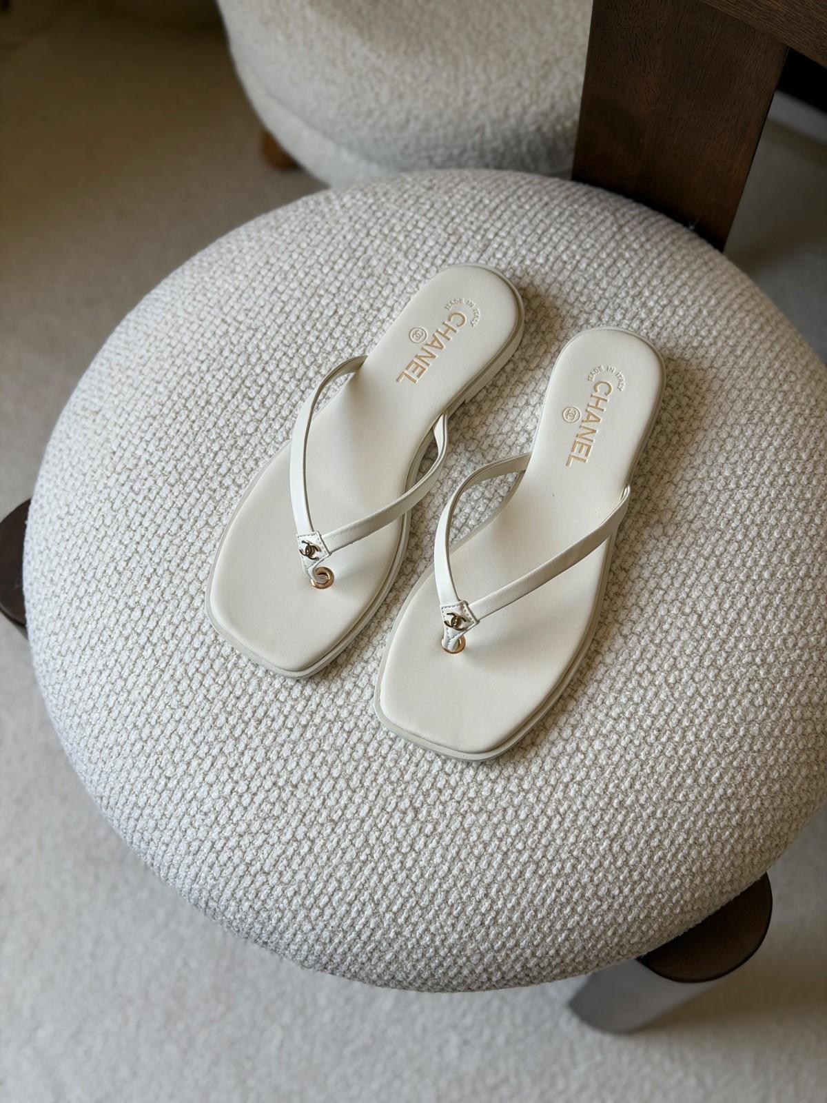 Chanel CC Thong Sandals in White Leather with Gold-Tone Hardware · 2