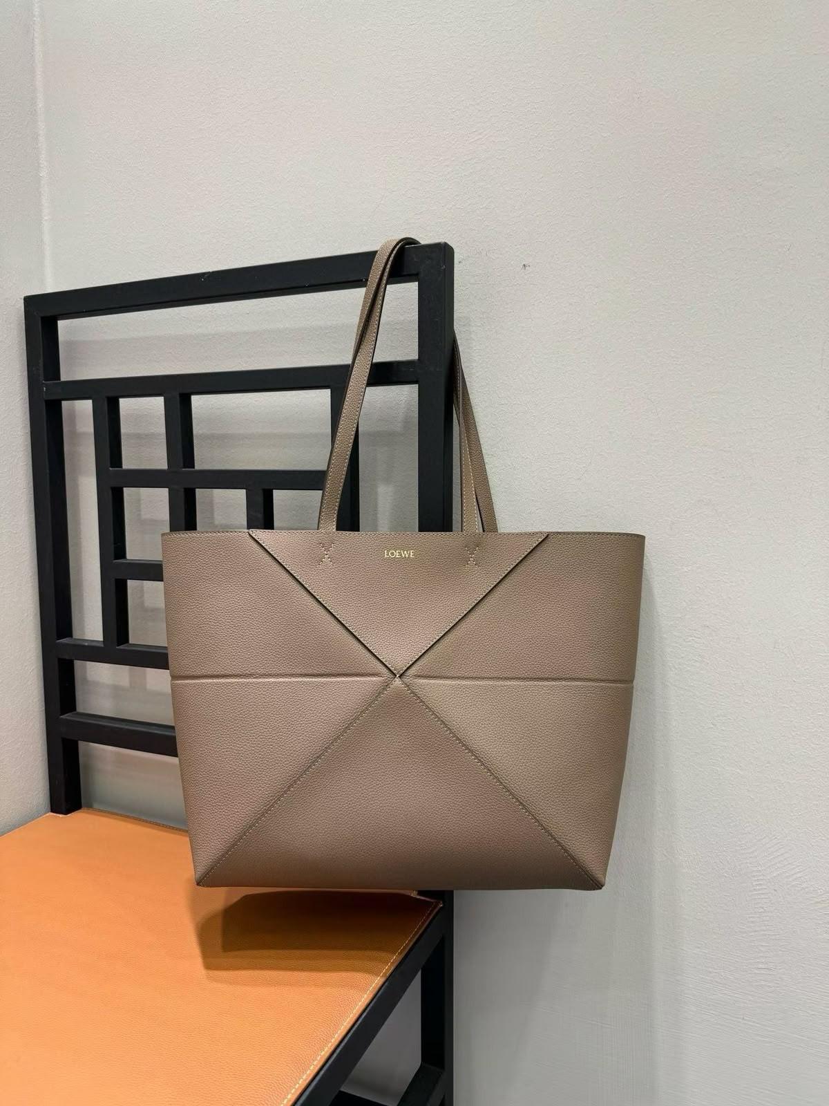 Loewe Puzzle Fold Tote in Pebbled Calfskin · 3