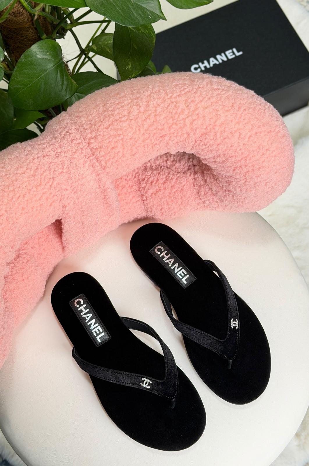 Chanel CC Logo Thong Sandals in Glitter · 3