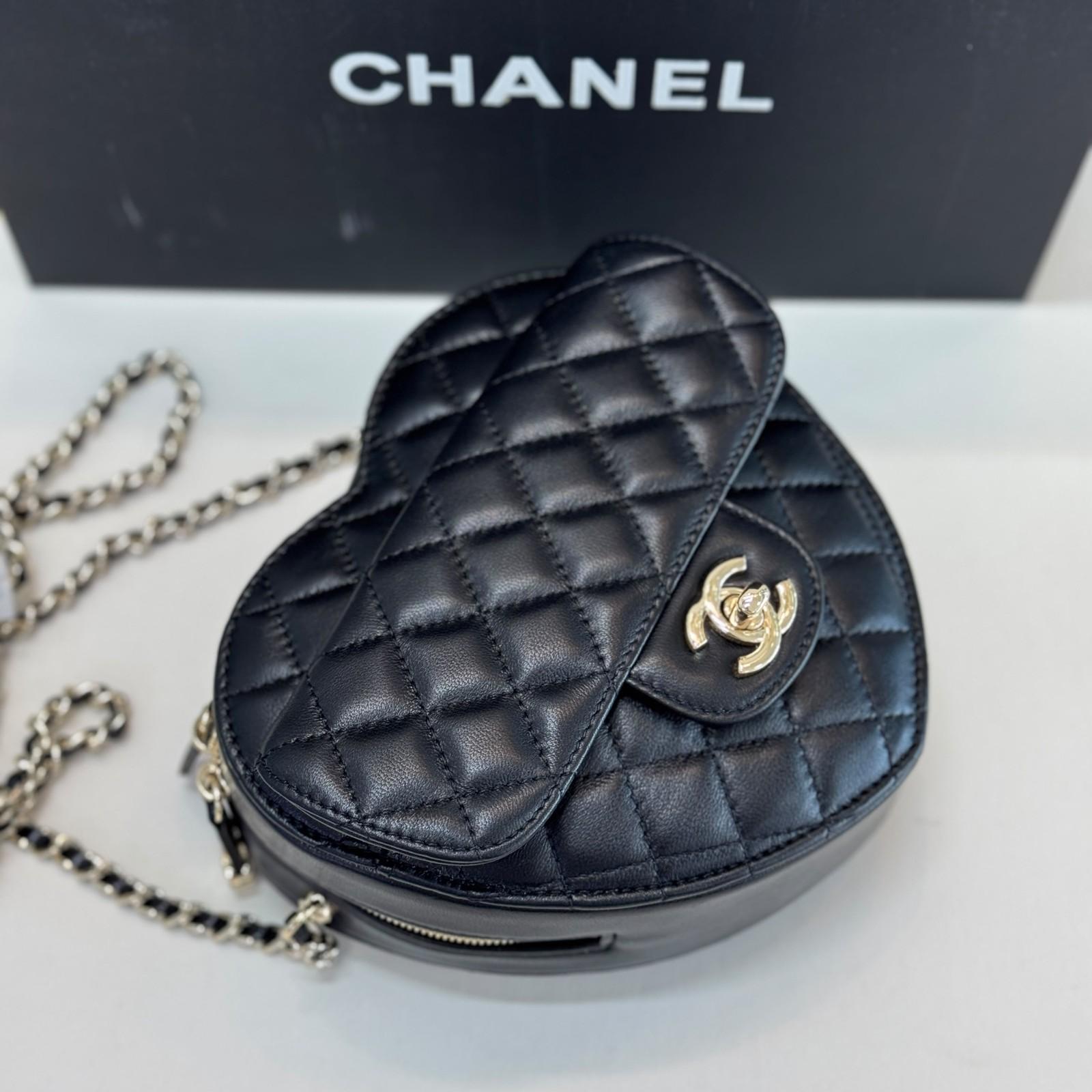 Chanel heart clutch with chain in black quilted lambskin · 2
