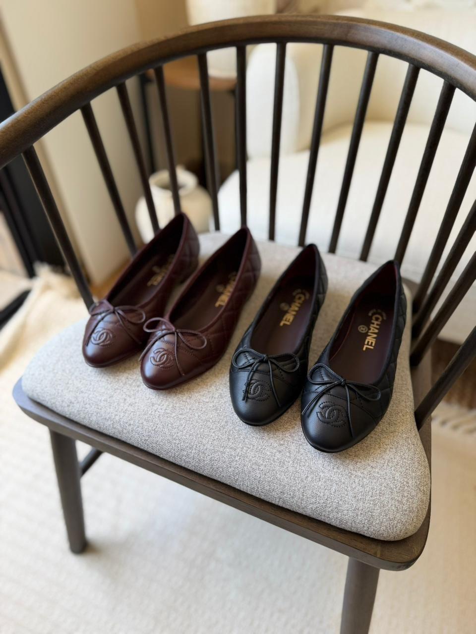 Chanel CC bow ballet flats in burgundy and black · 2