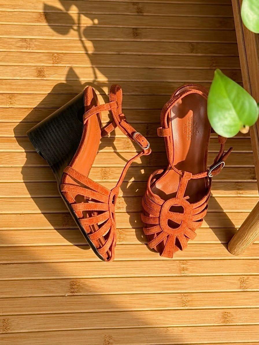 صندل هيرميس بكعب wedge من الجلد المدبوغ بلون بني طوبي · 2