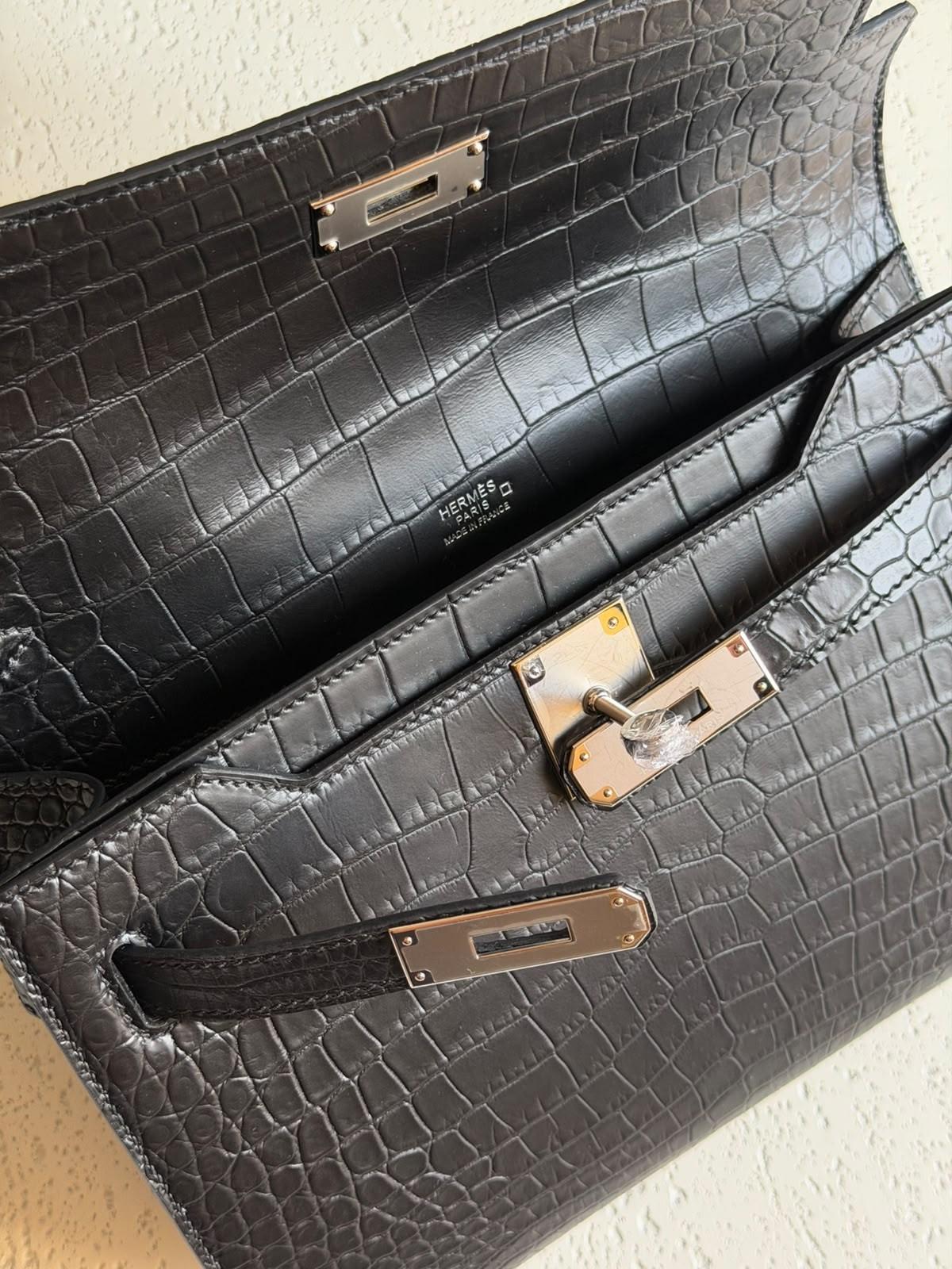 Hermès Kelly Dépêches 25 Clutch in Black Alligator with Gold and Palladium Hardware · 2