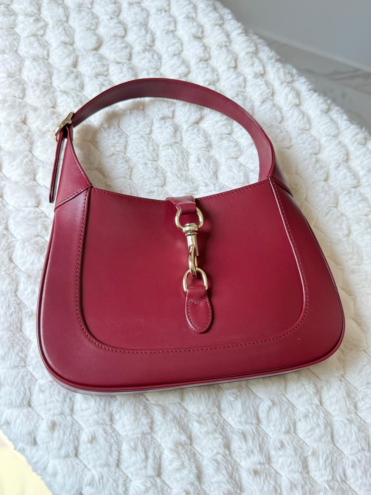 Gucci Jackie 1961 Small Shoulder Bag in Burgundy Leather with Gold-Tone Piston Closure · 3