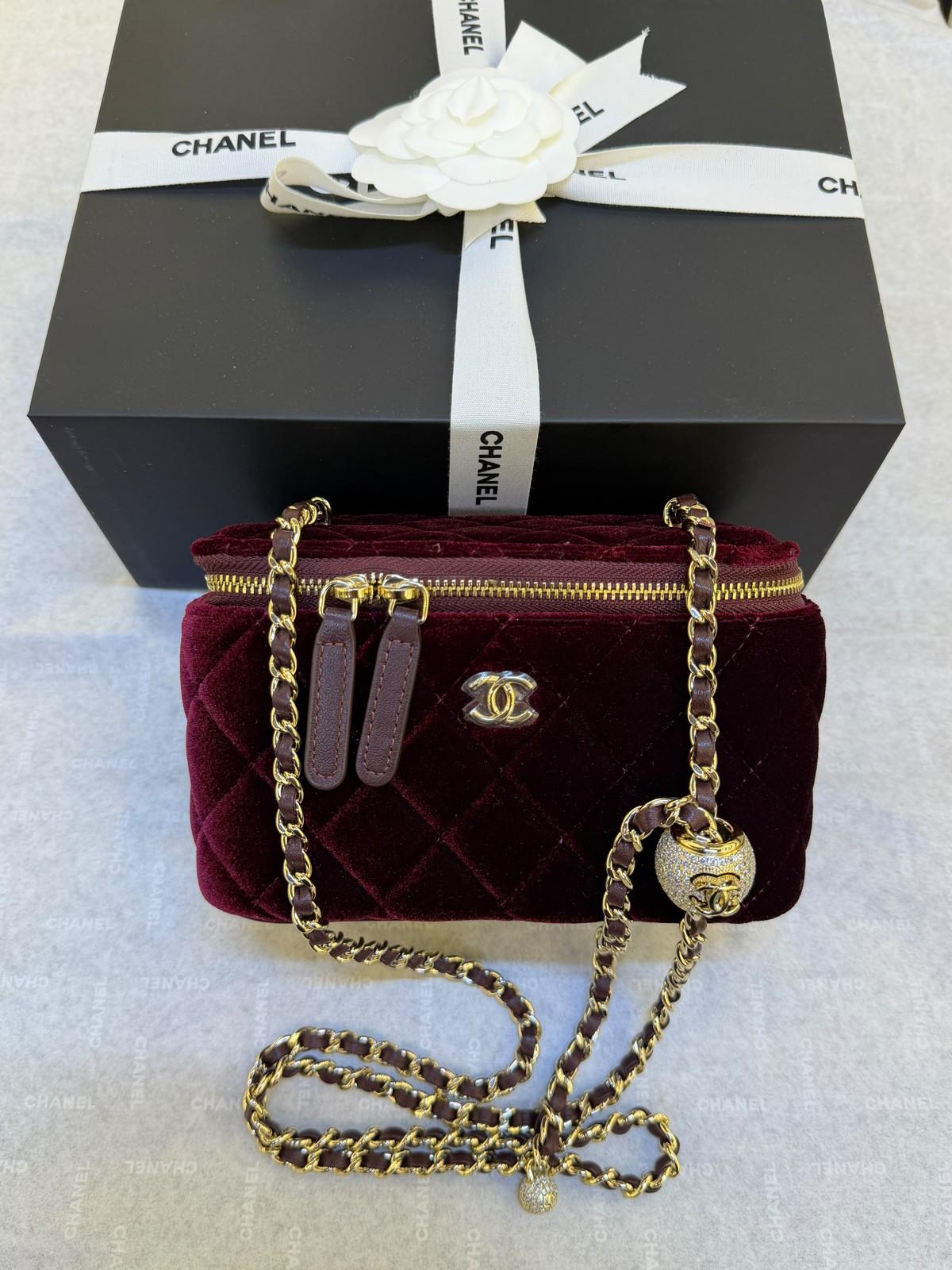 Chanel Vanity Case with Chain in quilted velvet · 3