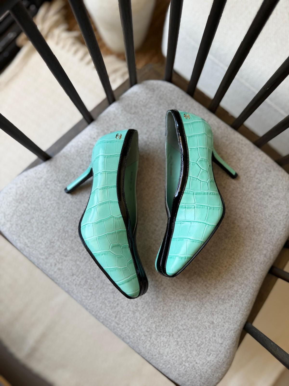 Chanel croc-embossed patent slingback pumps · 3