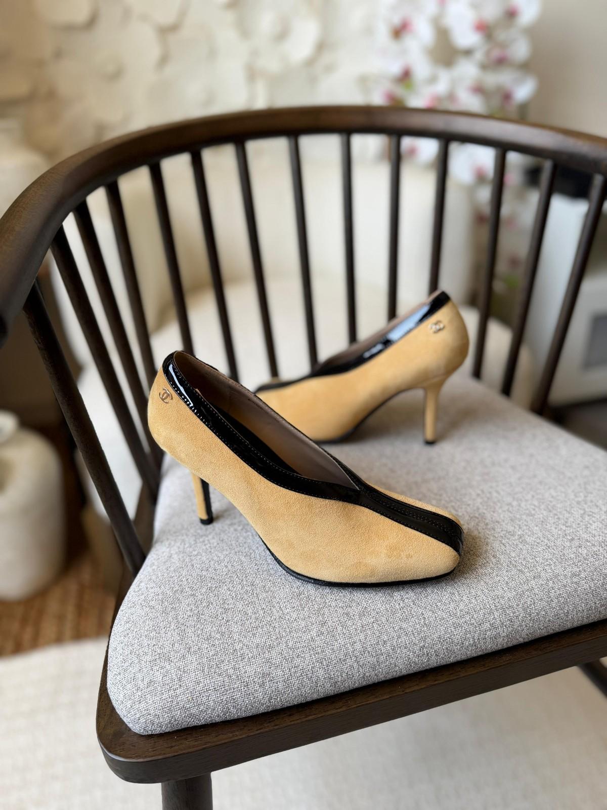 Chanel CC Logo Beige Suede and Black Patent Leather Pumps · 2