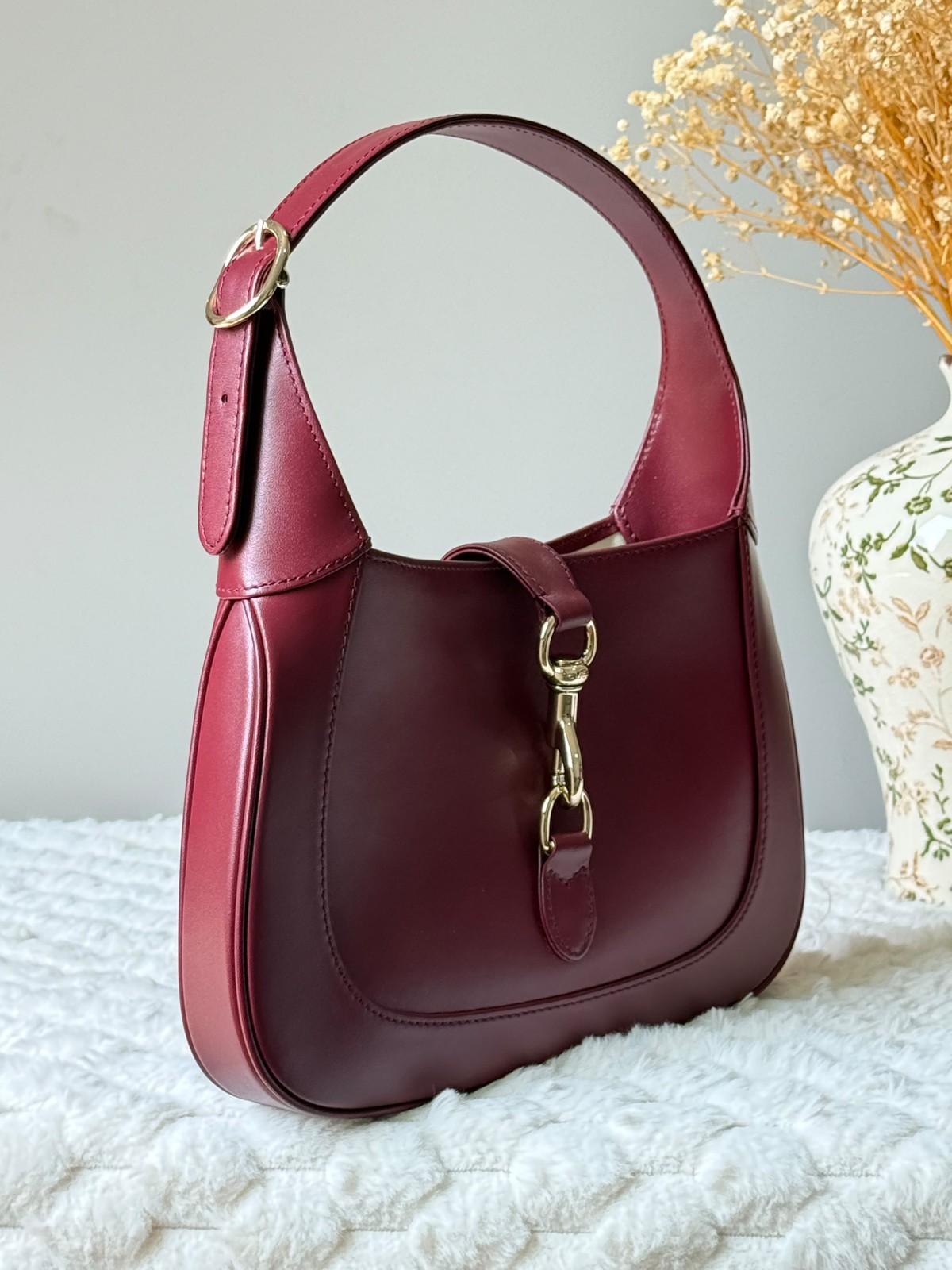 Gucci Jackie 1961 Small Shoulder Bag in Burgundy Leather with Gold-Tone Piston Closure · 2