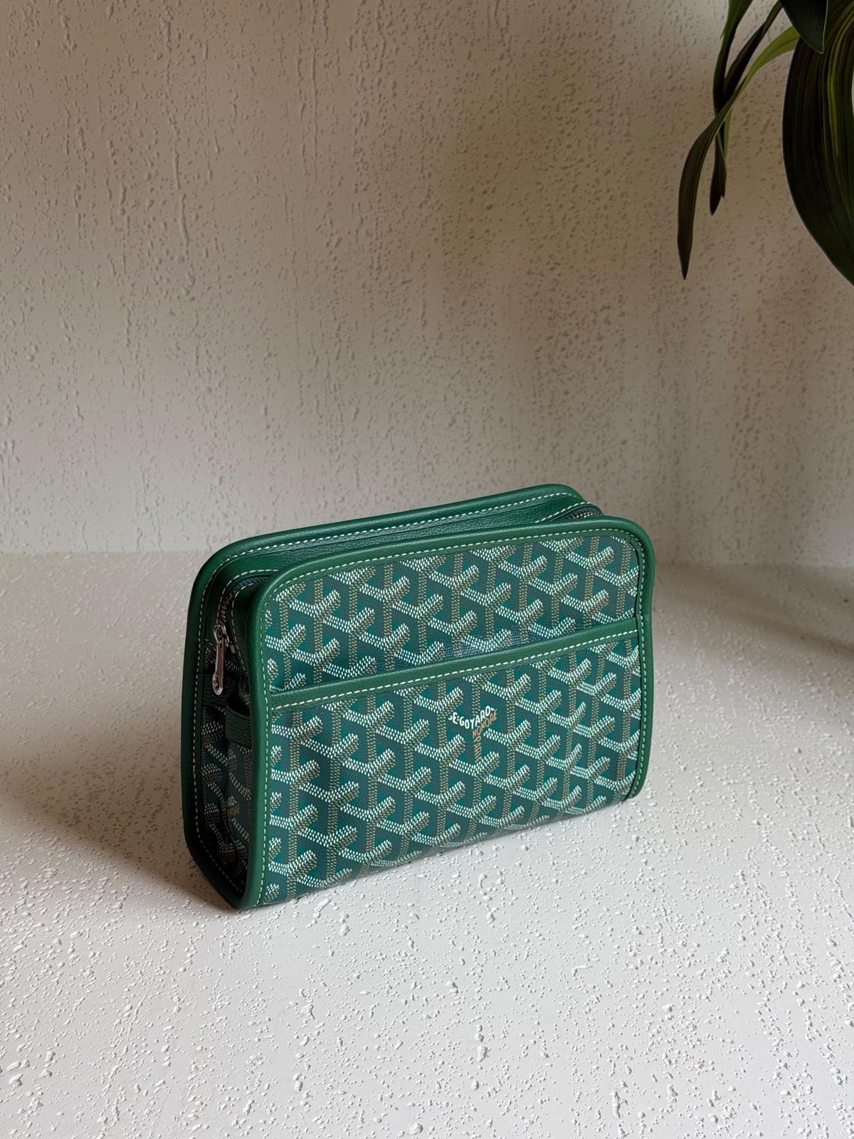 Goyard Zip Wallet in Goyardine Chevron Canvas · 3