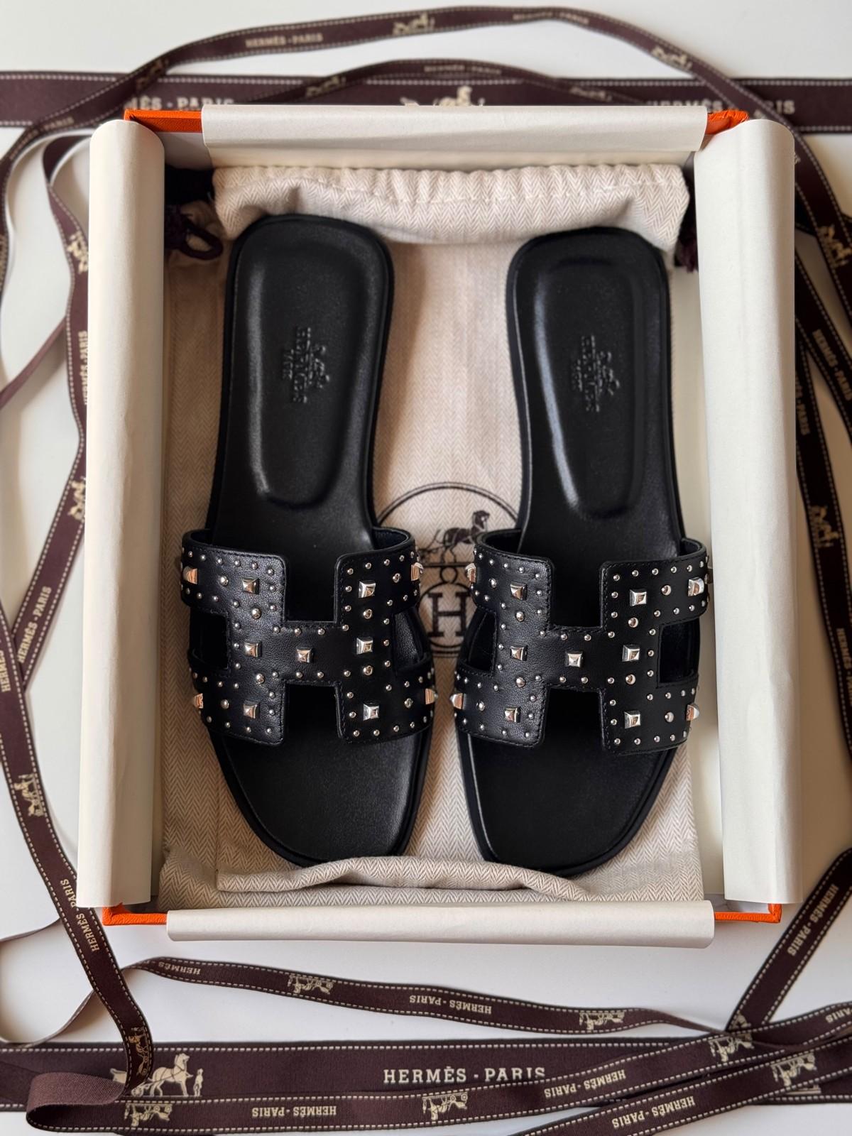 Hermès Oran Sandal in Calfskin with Contrast Stitching · 3