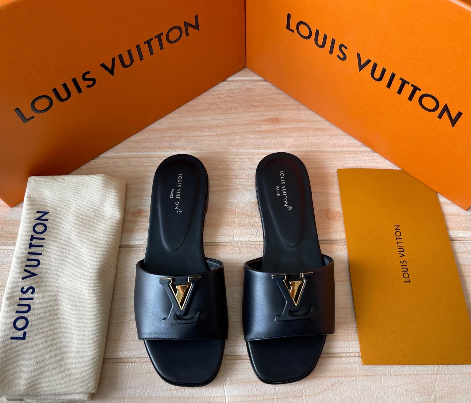 صنادل ميوول مسطّحة من لويس فيتون بشعار LV