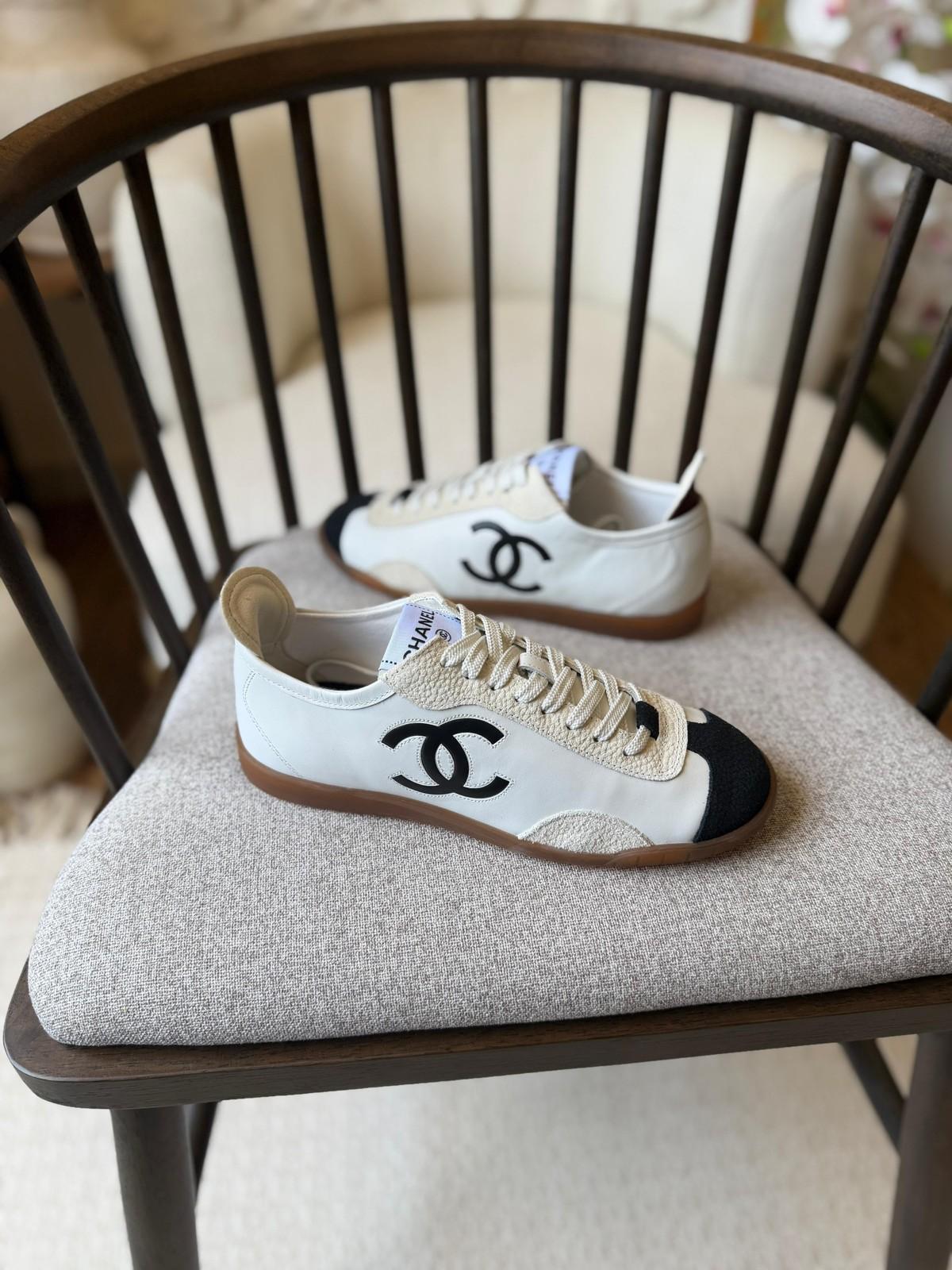 Chanel Low-Top Sneakers in White Leather with Black Suede Toe · 3