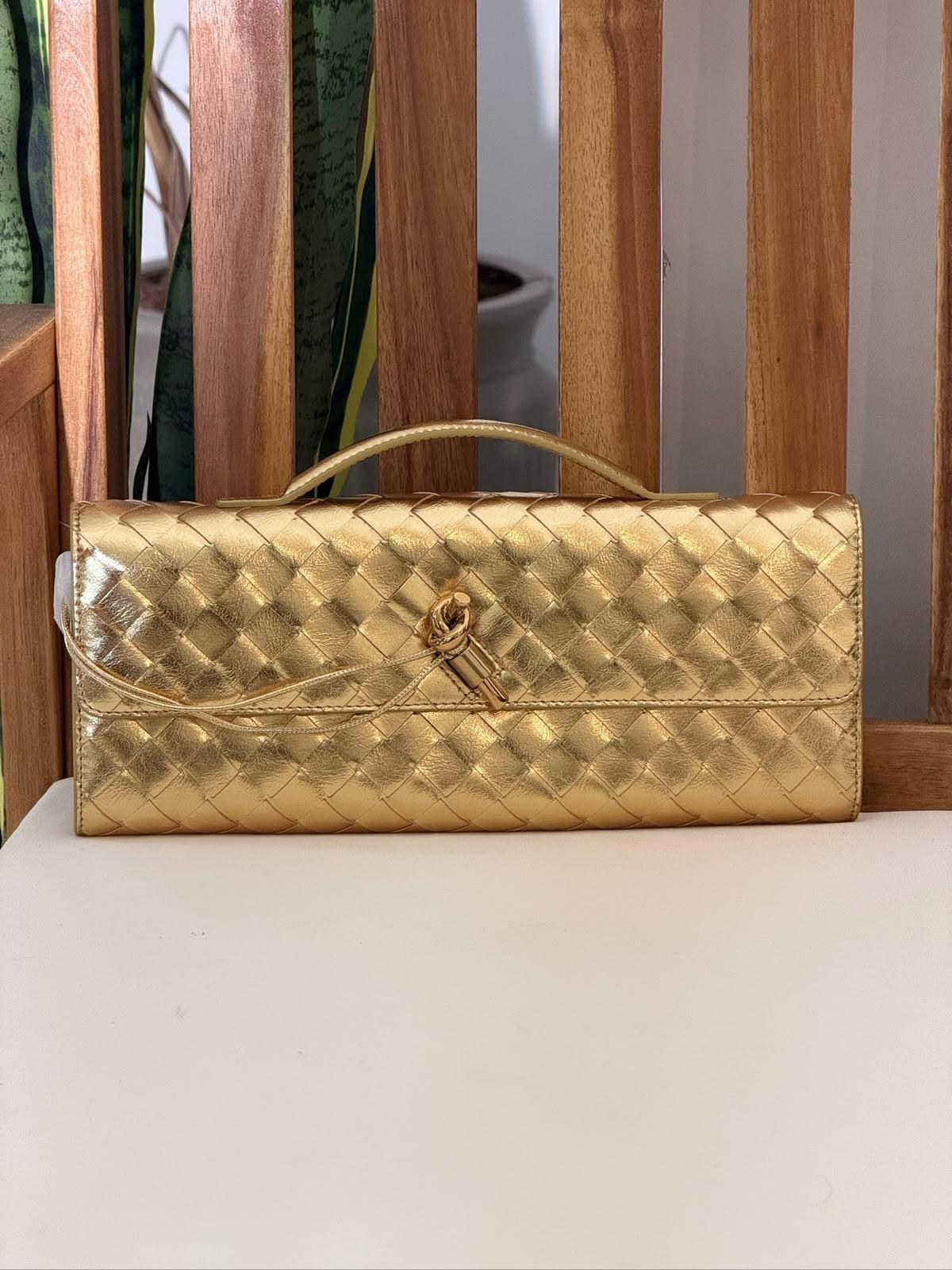 Bottega Veneta Andiamo Clutch in Intrecciato Leather · 2