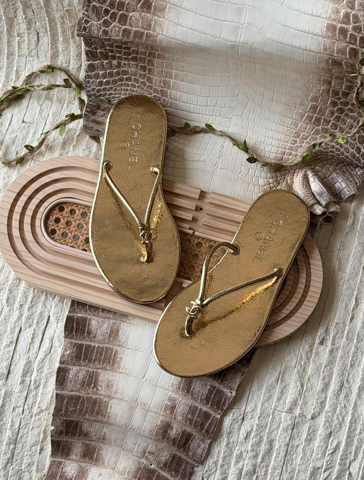 Chanel CC thong sandals in calfskin · 2