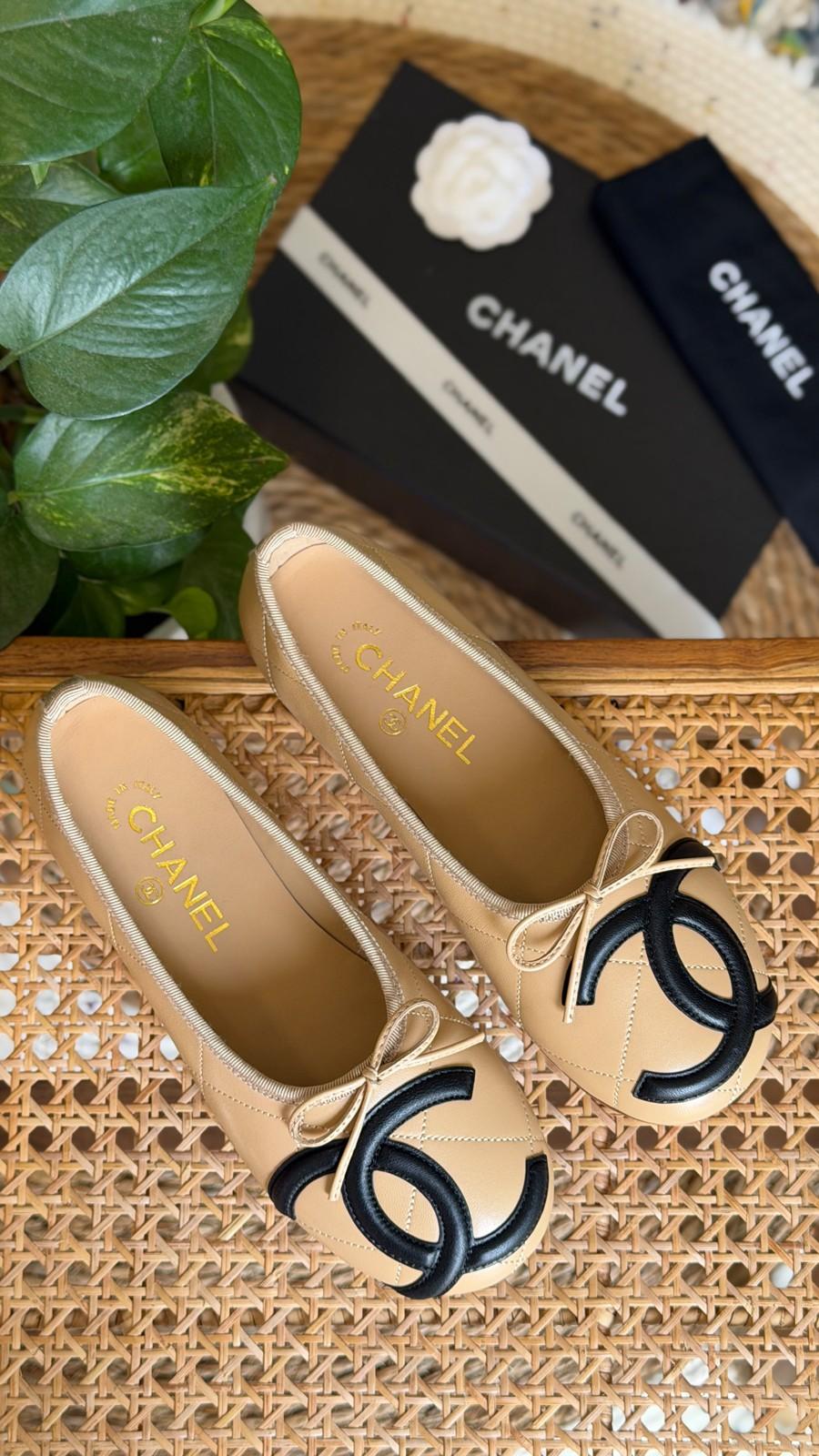 Chanel CC bow ballet flats in leather · 2