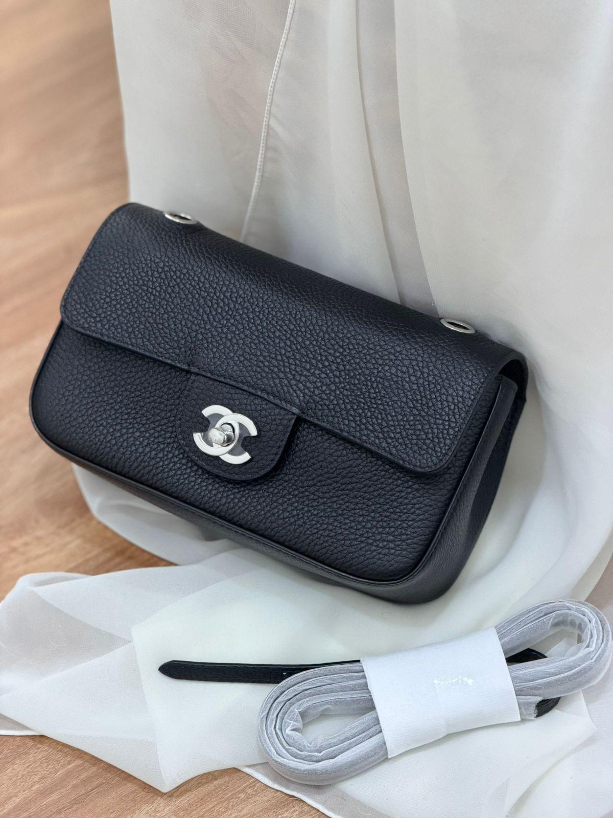 حقيبة شانيل فلاب من جلد العجل المحبّب بإبزيم سي سي (Chanel) · 3