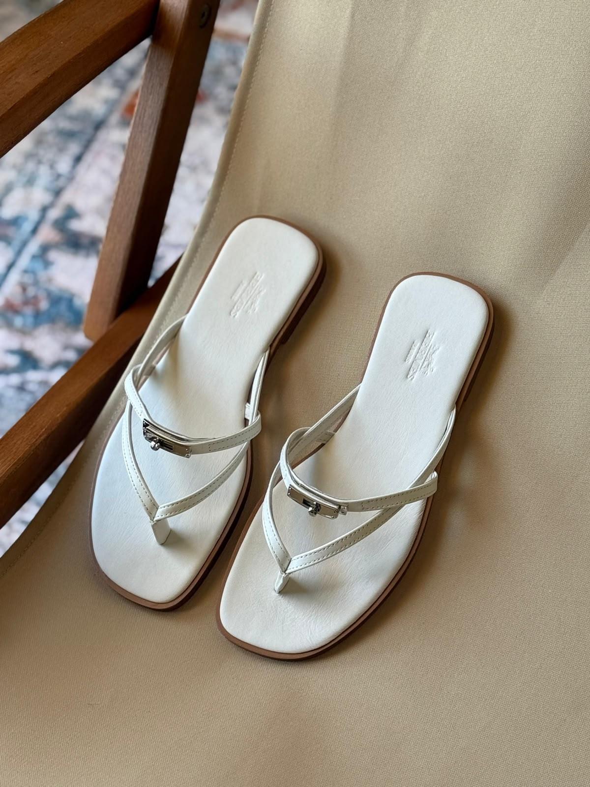 Hermès flat thong sandals with Kelly turn-lock · 3