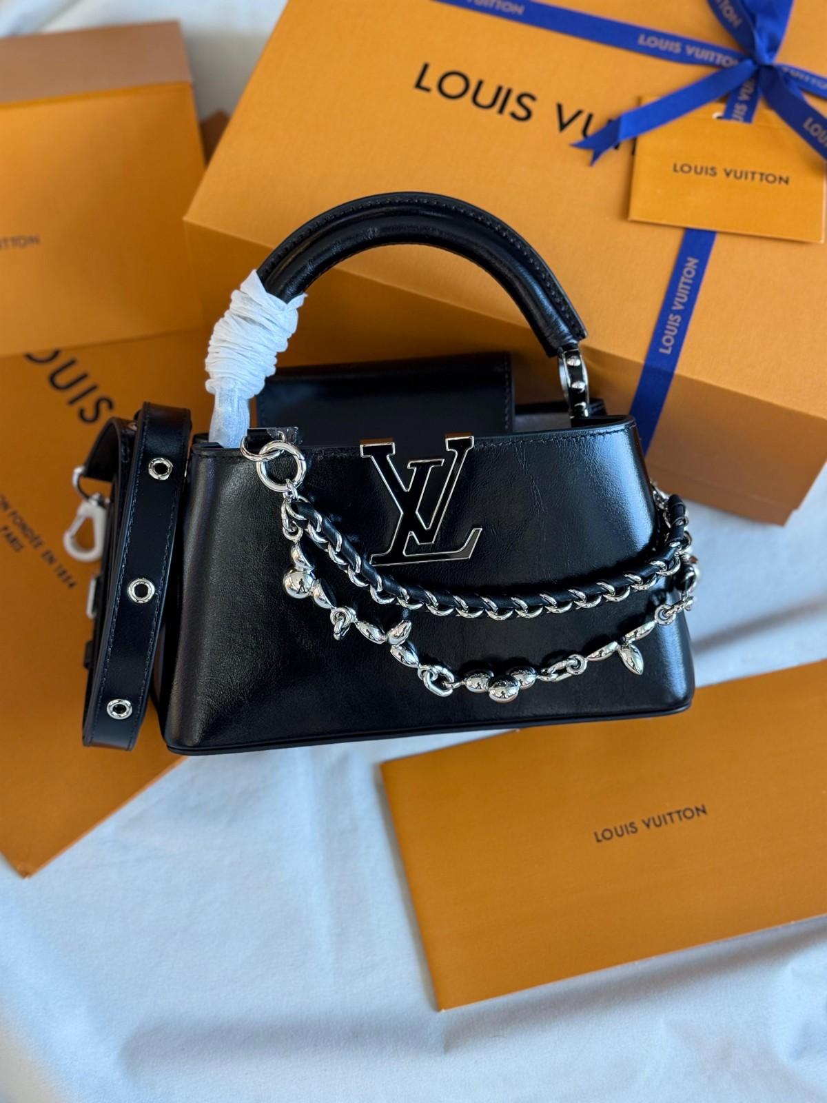 حقيبة لويس فيتون إيست ويست مع شعار LV داخل إطار معدني وسلسلتين · 2