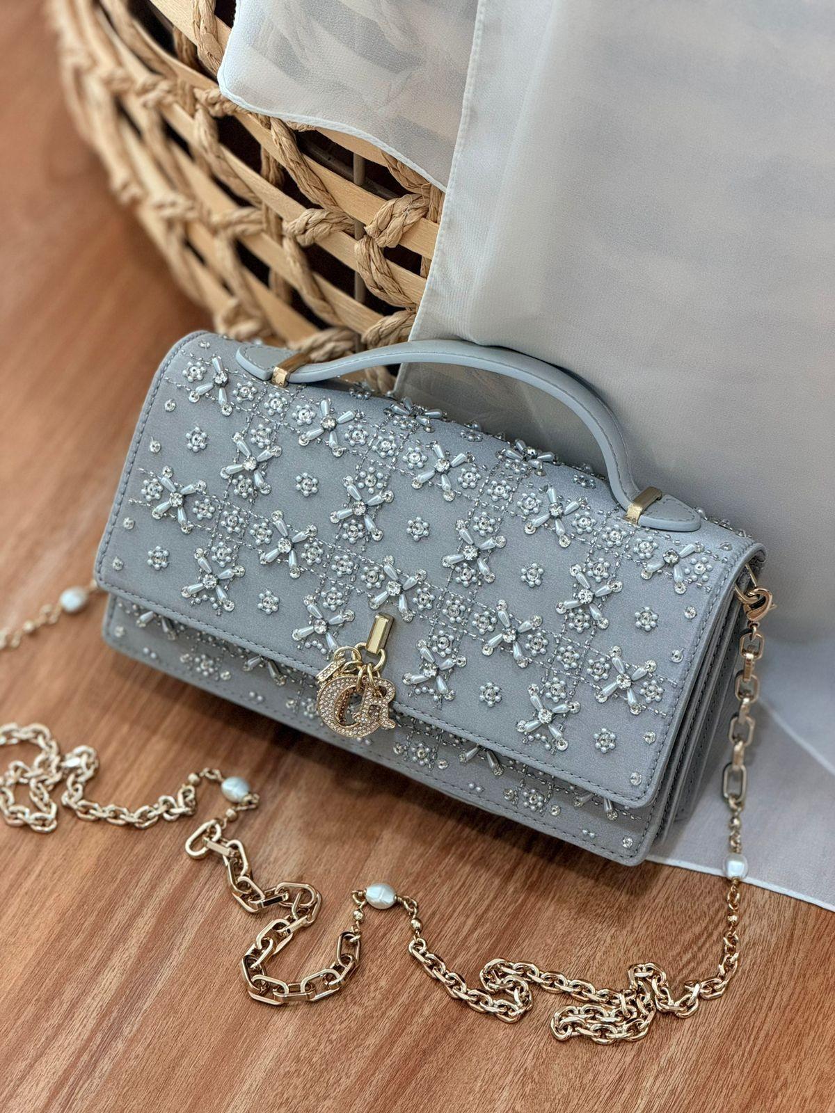 حقيبة ديور بو مزينة بالكريستال بغطاء أمامي (Dior) · 2