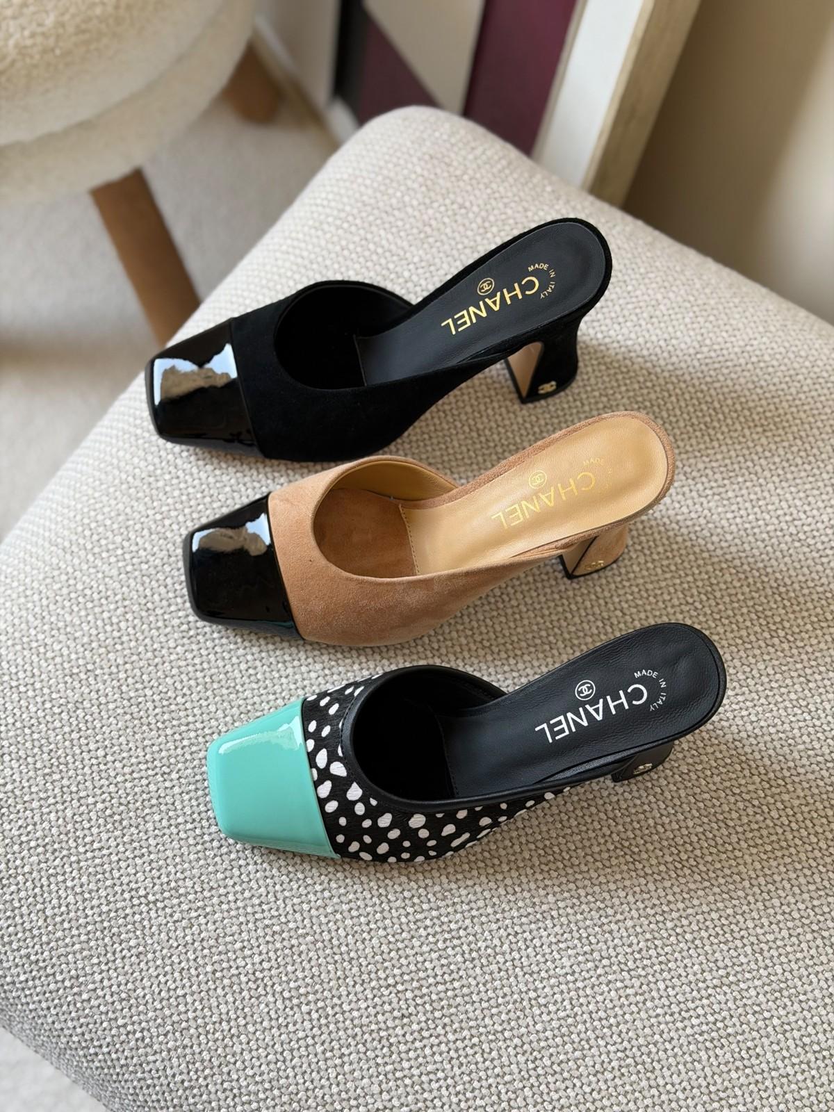 شبشب شانيل بمقدمة مربعة من الجلد المدبوغ والجلد اللامع · 2