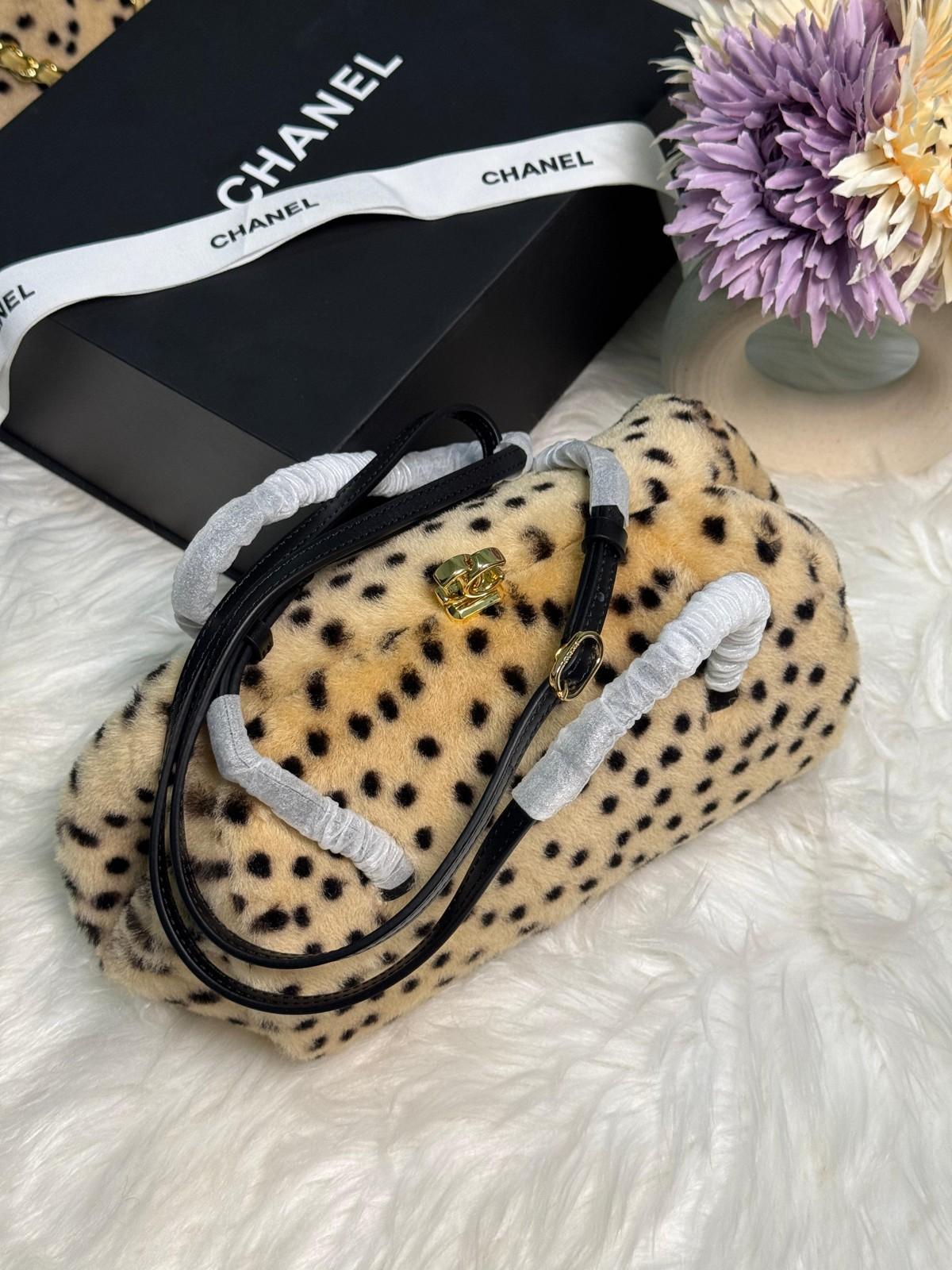 Chanel leopard-print fur bag with gold hardware · 3