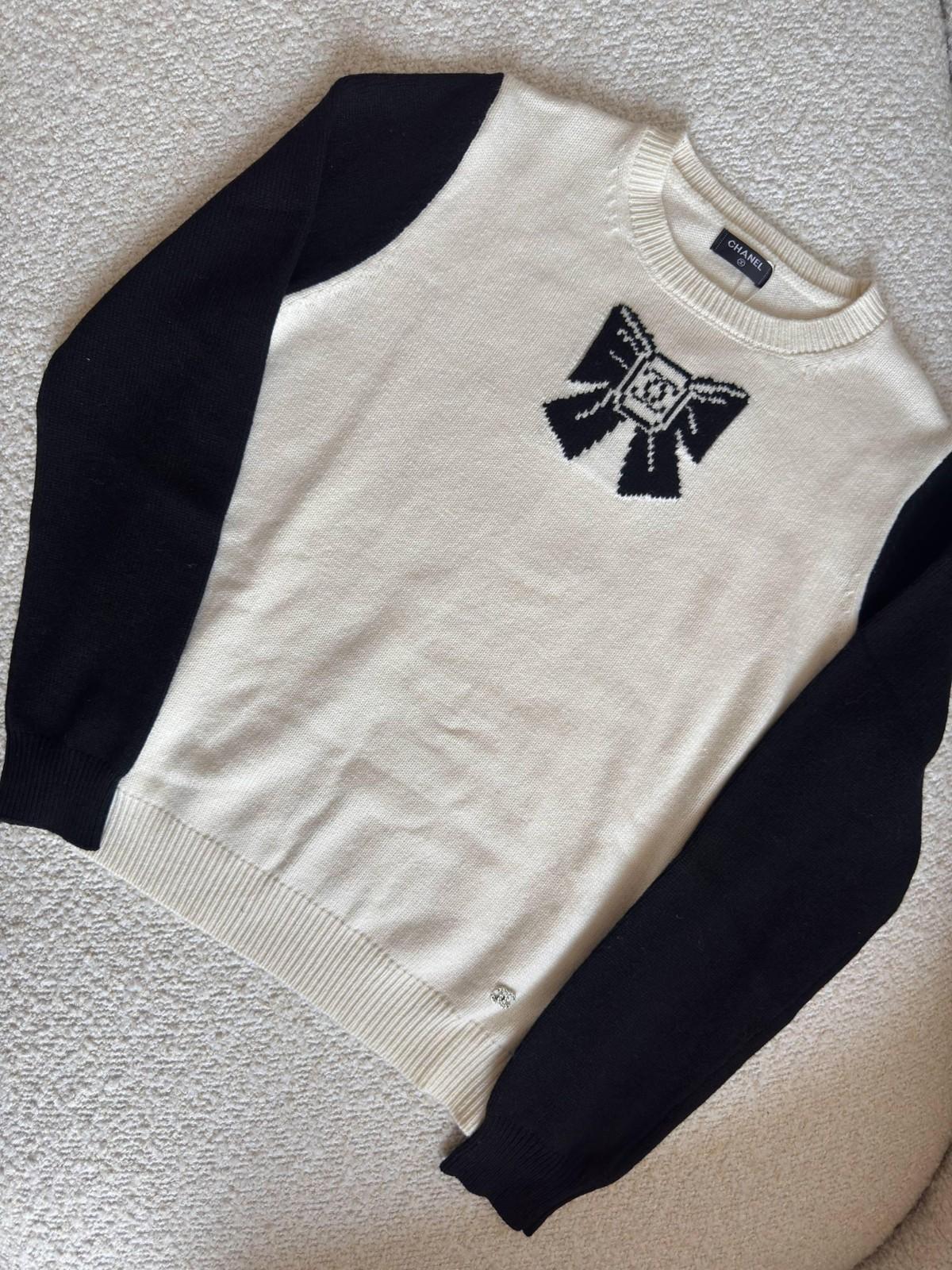 Chanel Bow Motif Colour-Block Sweater in Cream and Black Knit · 3