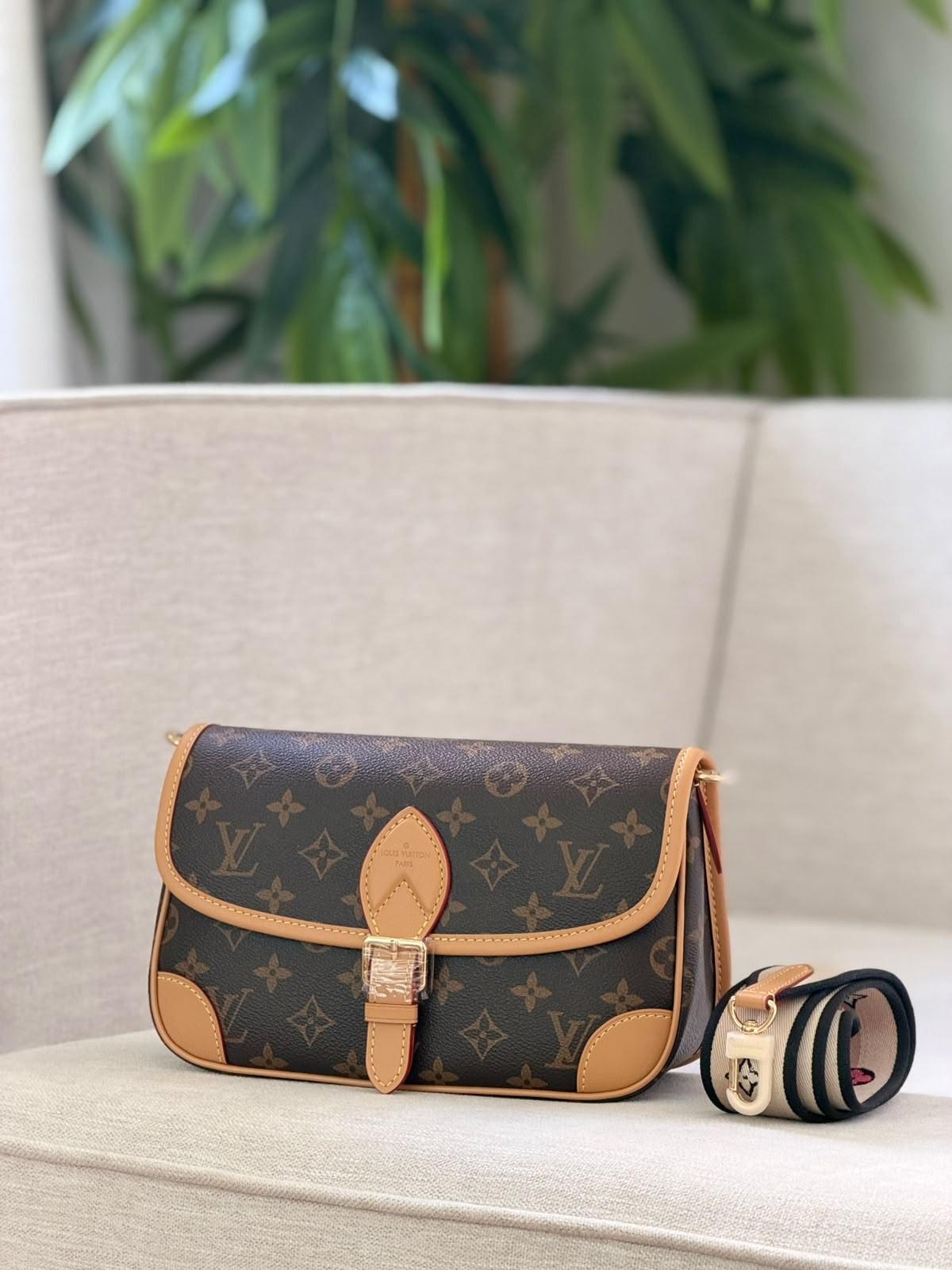 حقيبة لويس فيتون جلدية بغطاء أمامي ولسان بإبزيم (Louis Vuitton) · 2
