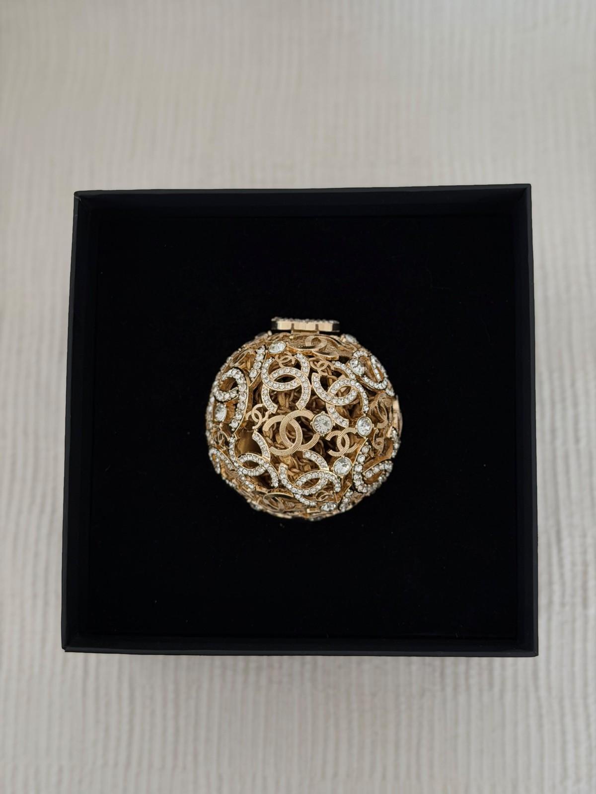 Chanel gold-tone CC sphere pendant necklace set with crystals · 3