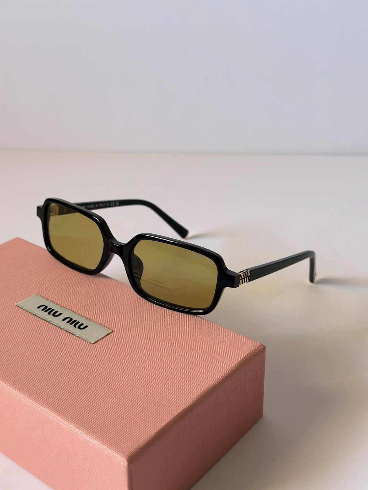 Miu Miu Miu Glimpse acetate sunglasses with vertical logo on the hinge · 2
