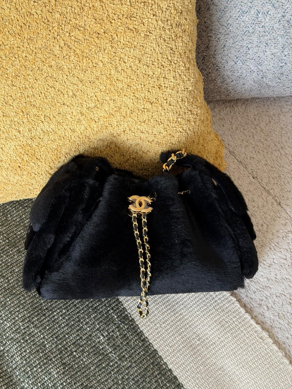 Chanel shearling hobo bag with CC chain · 2