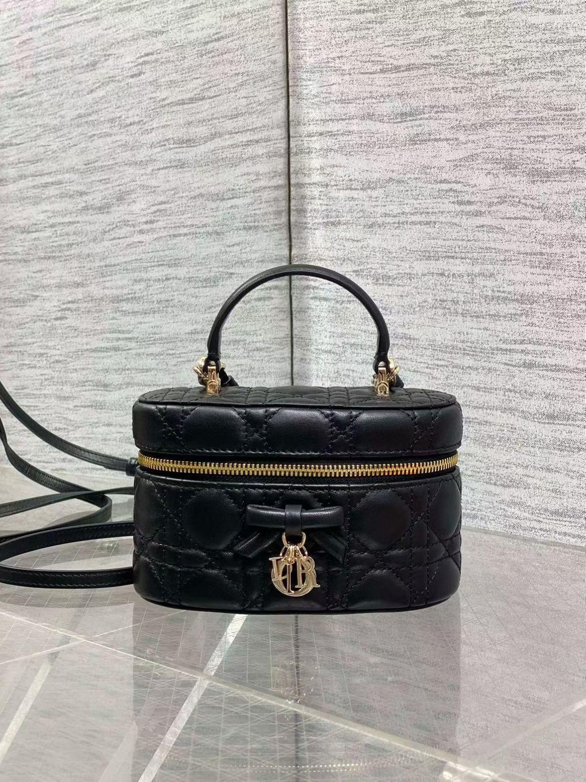Dior vanity case in macrocannage lambskin with a bow and D charm · 3